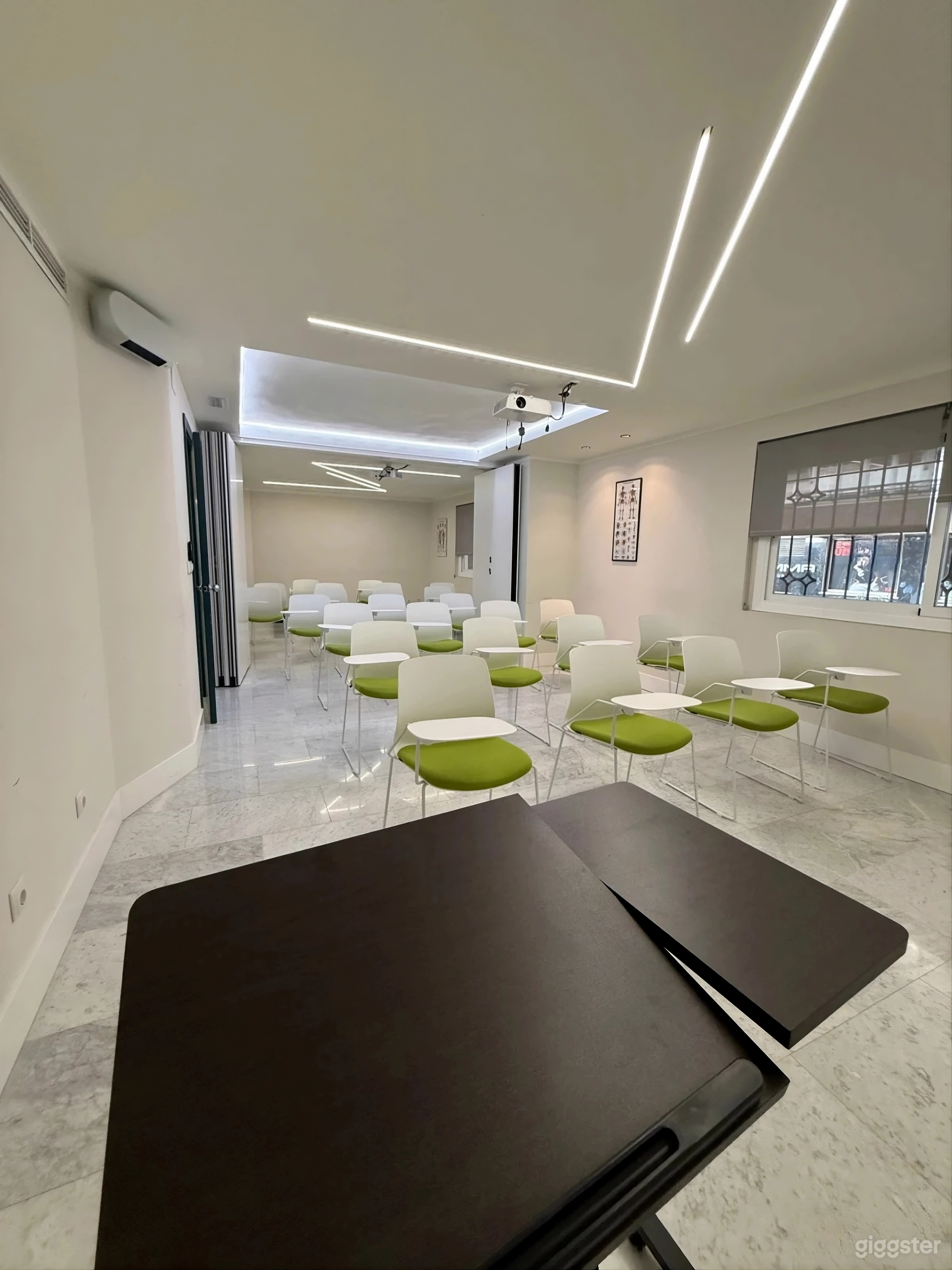 Adaptable space with movable walls and full AV Foto 1