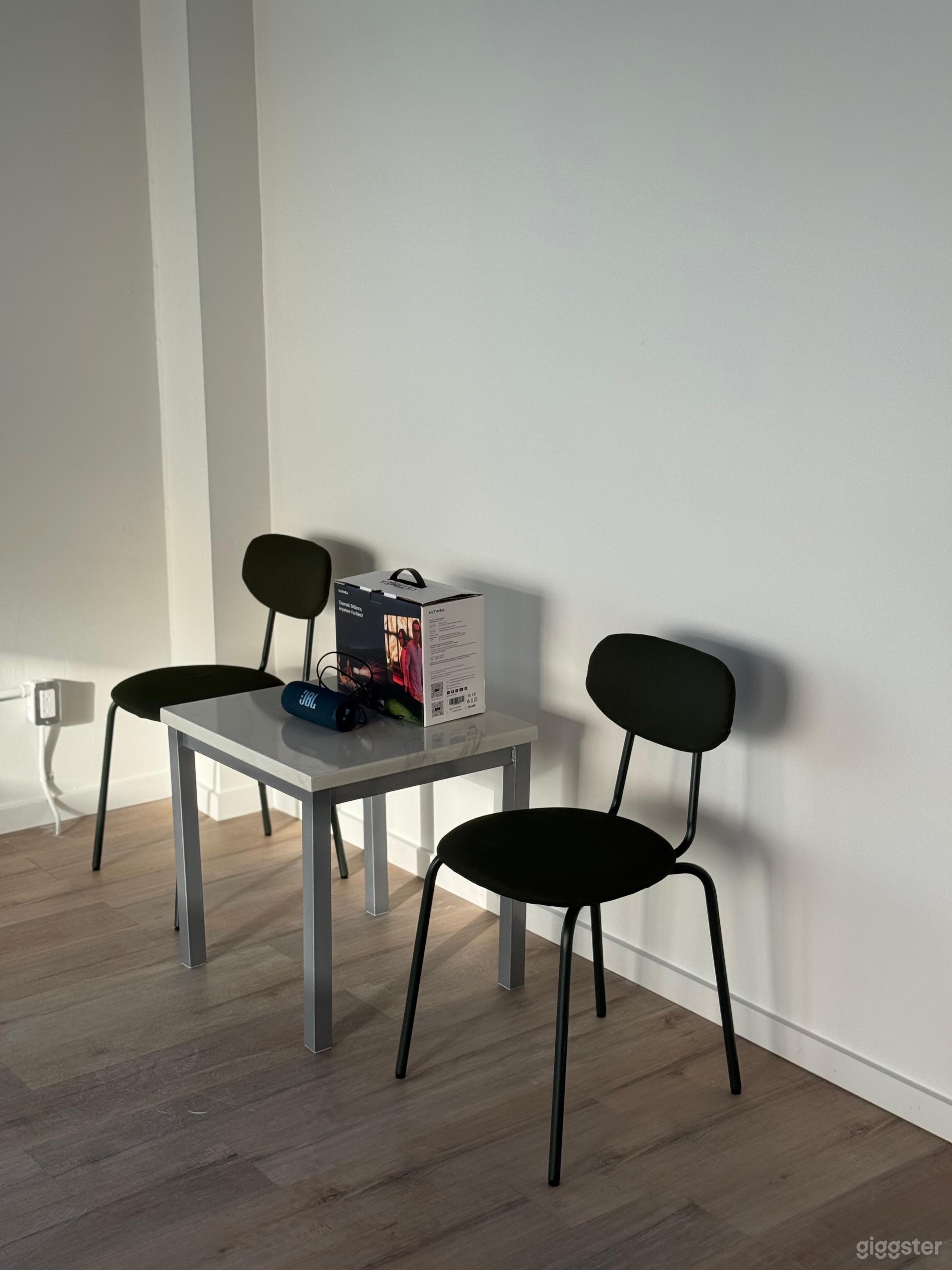 Modern - 1150 sq ft Studio in heart of Langley Photo 3