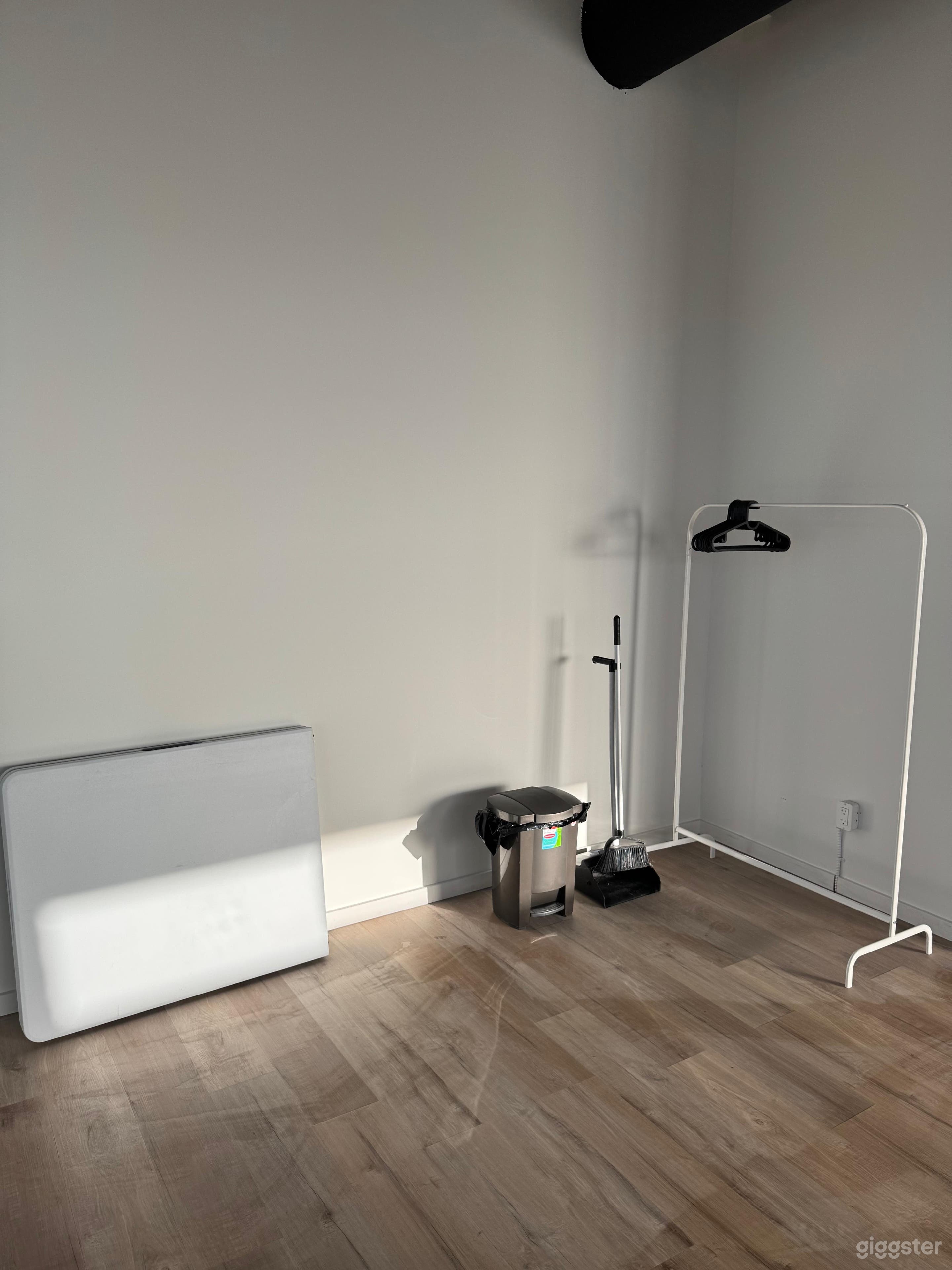 Modern - 1150 sq ft Studio in heart of Langley Photo 4