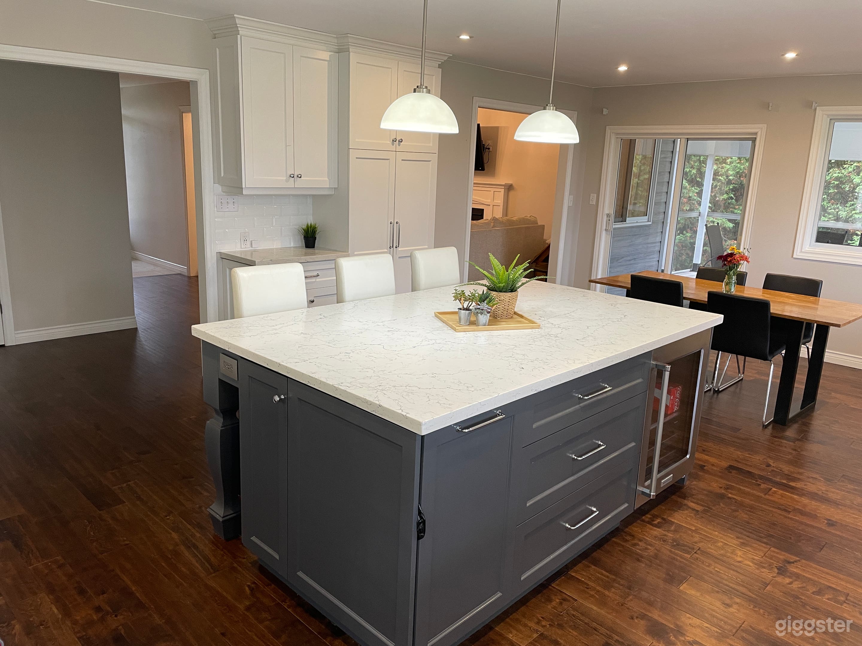 Beautiful huge island with granite countertop