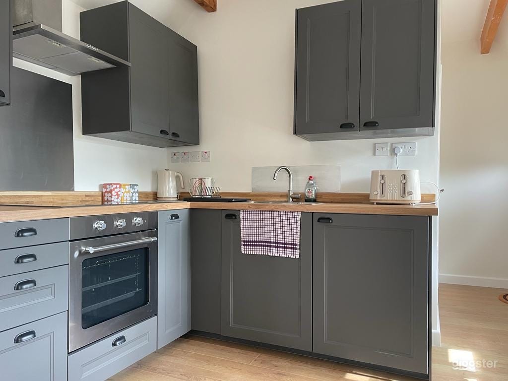 Outbuilding with river views in Cambridgeshire Photo 2