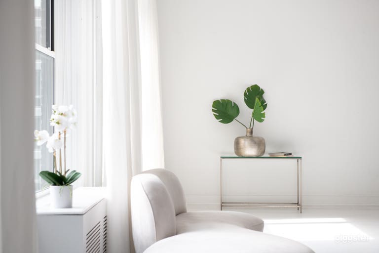  The south-west corner is flooded with daylight and beautifully accented with simple, modern furniture. 