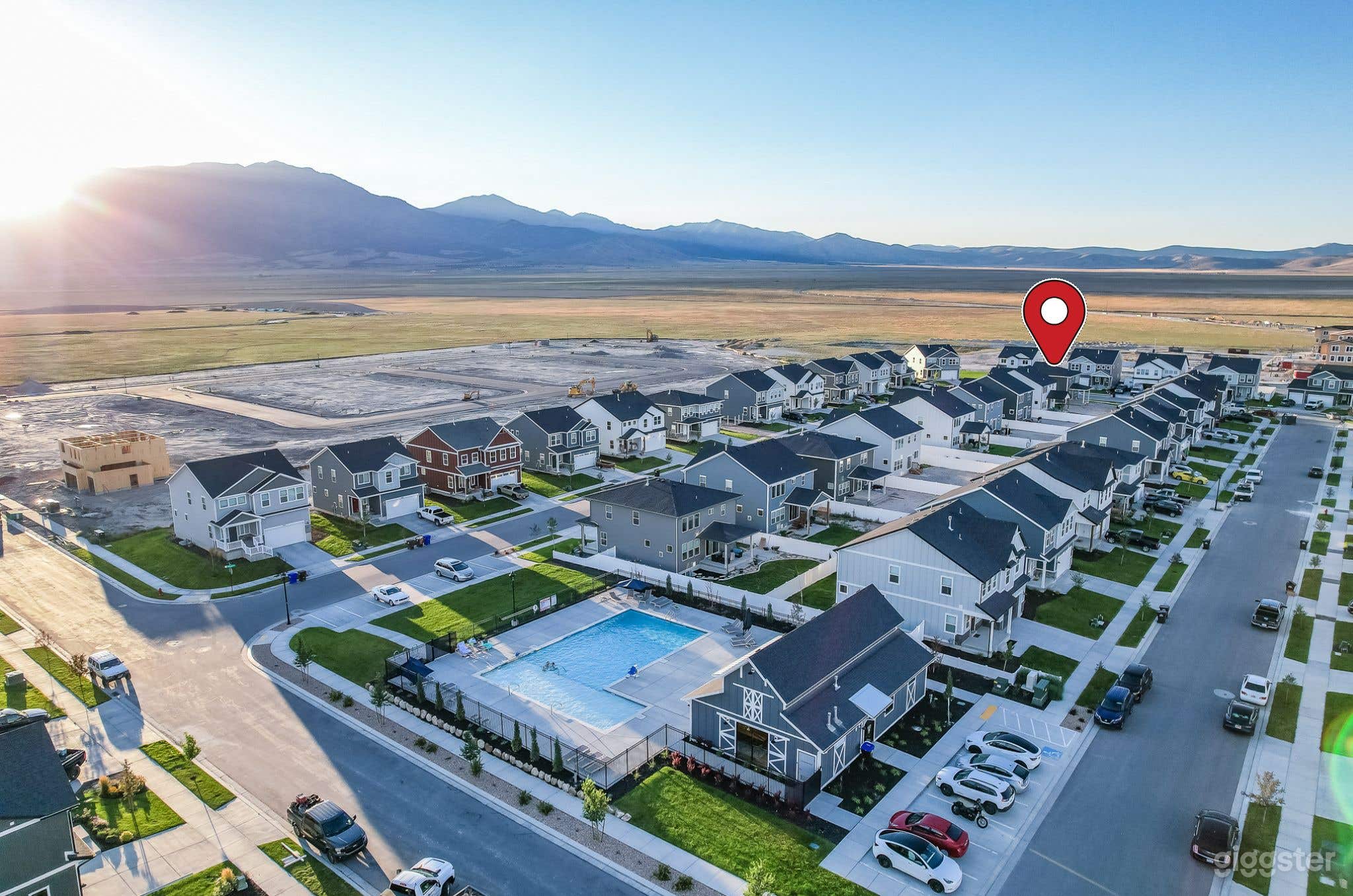 Newly built home, open floor plan, modern &amp; fresh Photo 3