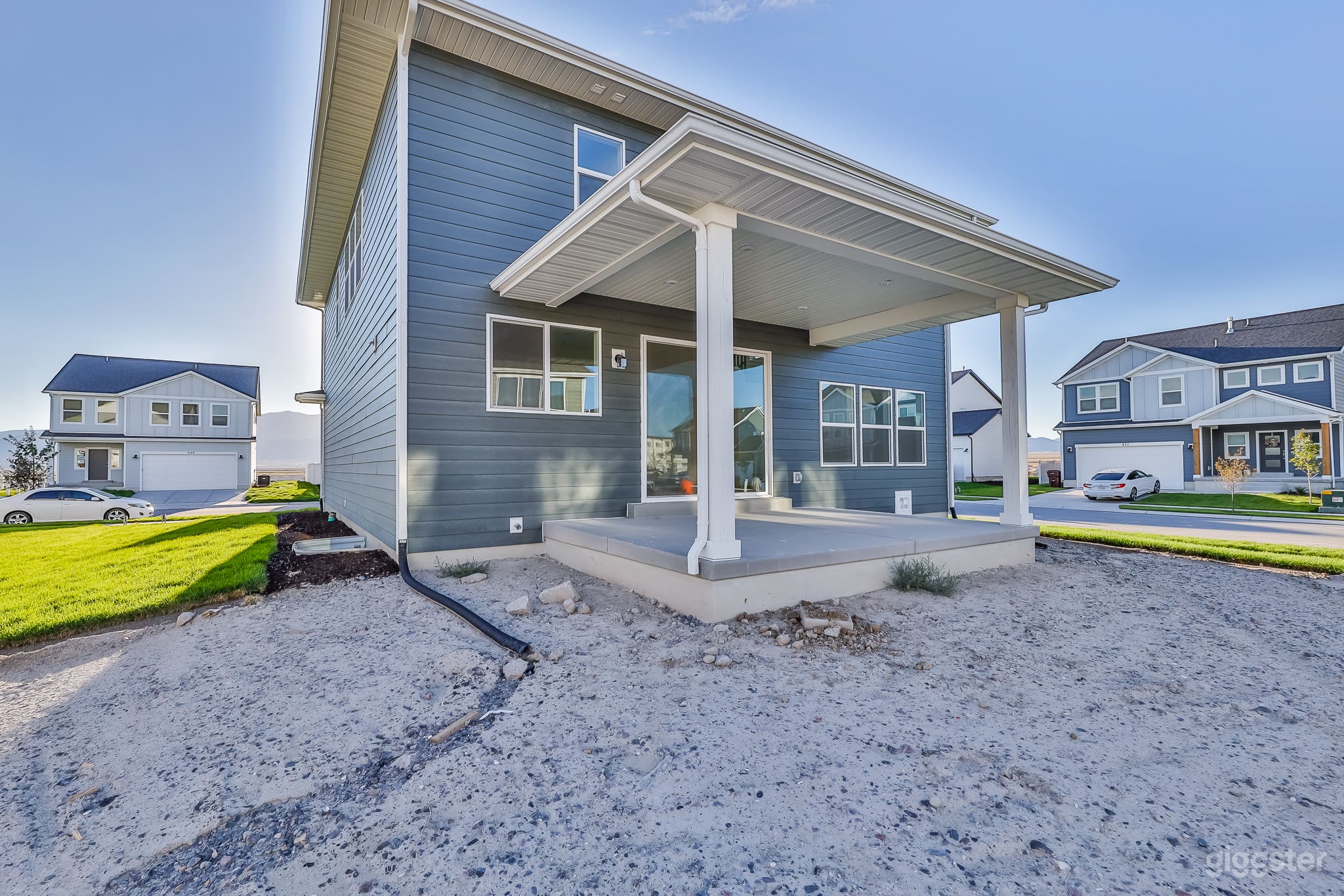 Newly built home, open floor plan, modern &amp; fresh Photo 4