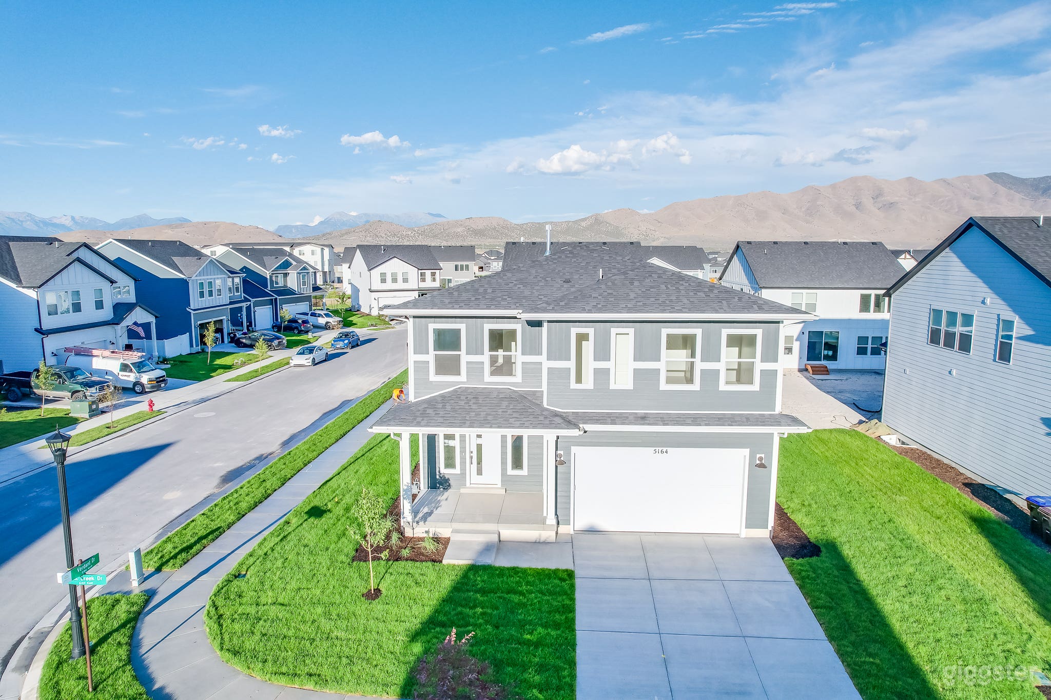 Newly built home, open floor plan, modern &amp; fresh Photo 2