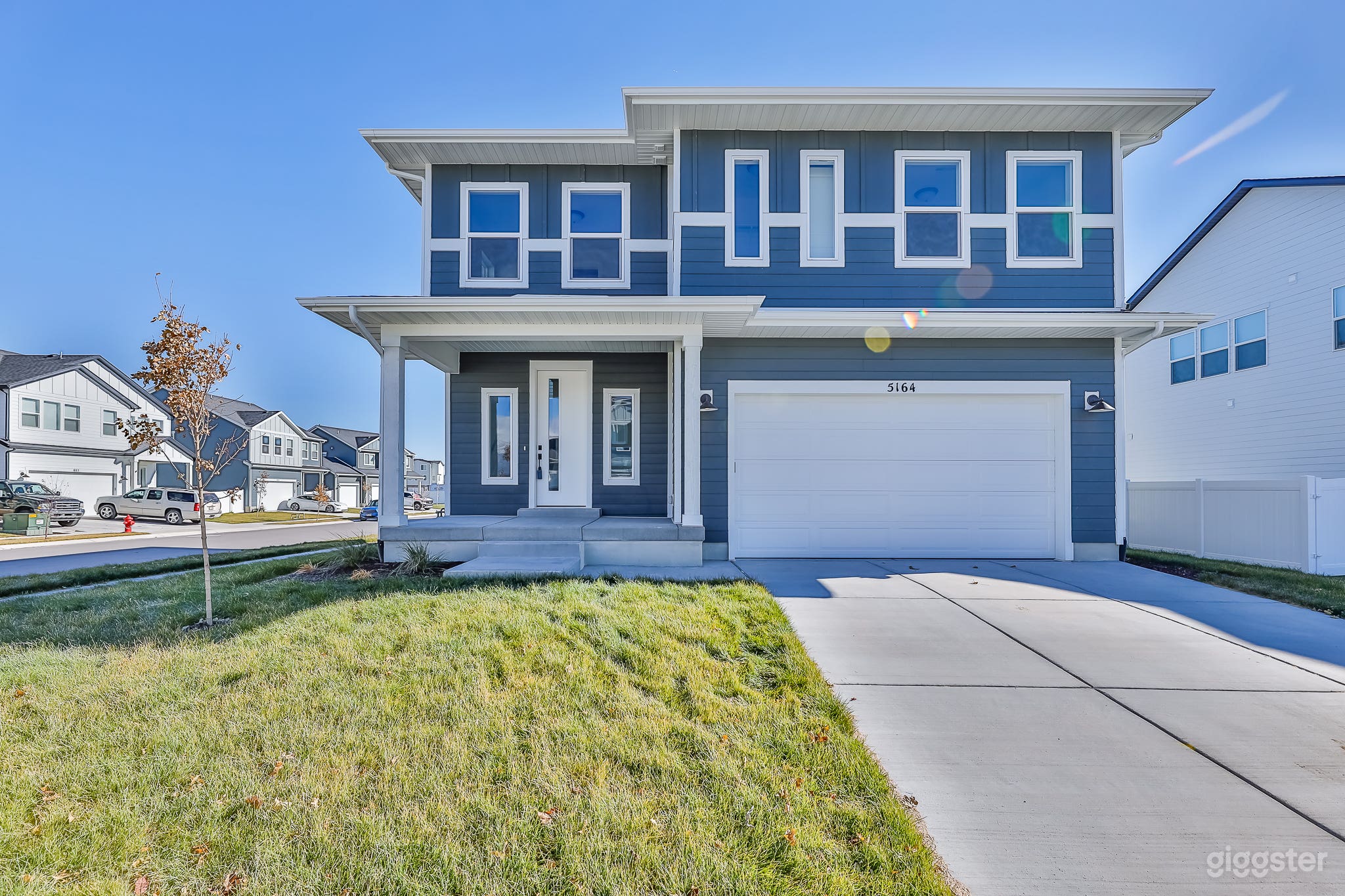 Newly built home, open floor plan, modern &amp; fresh Photo 1