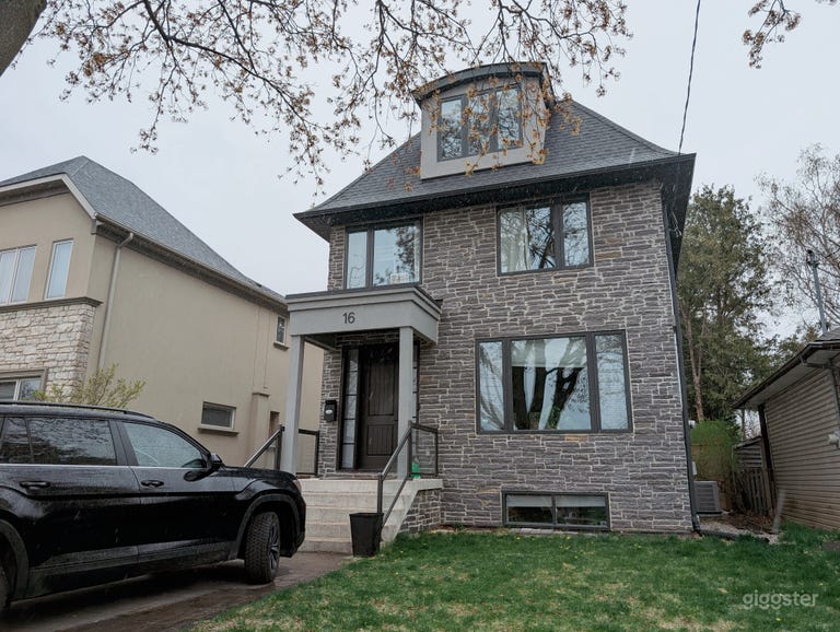  Modern 3-Storey Home 