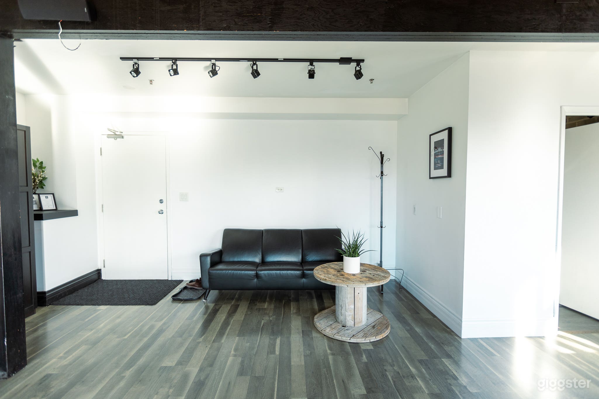 Bright &amp; Beautiful Multi-Purpose Loft Studio Photo 2