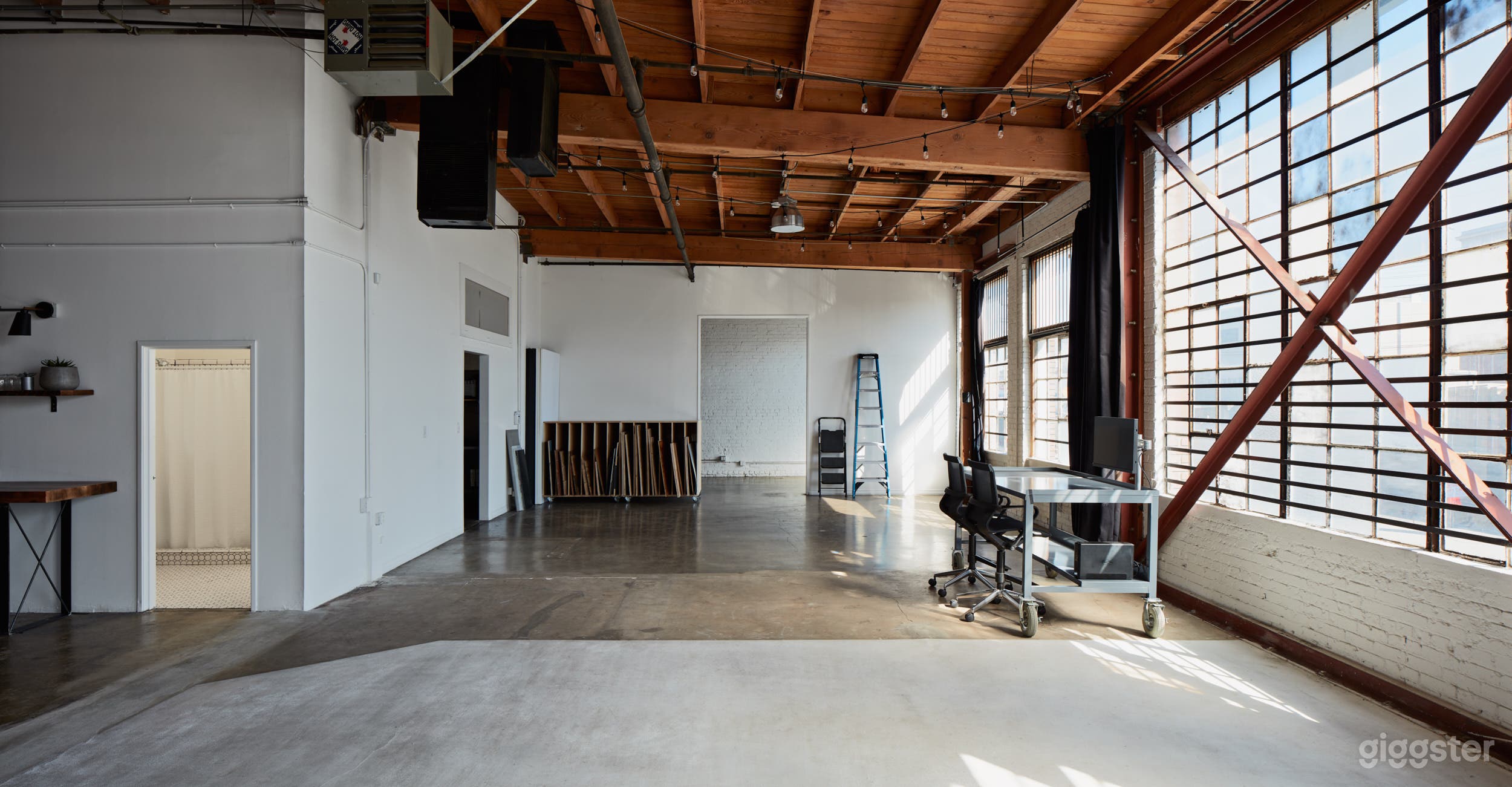 3,000 Sq.Ft. Studio in DTLA w/ Kitchen + White Cyc Photo 3