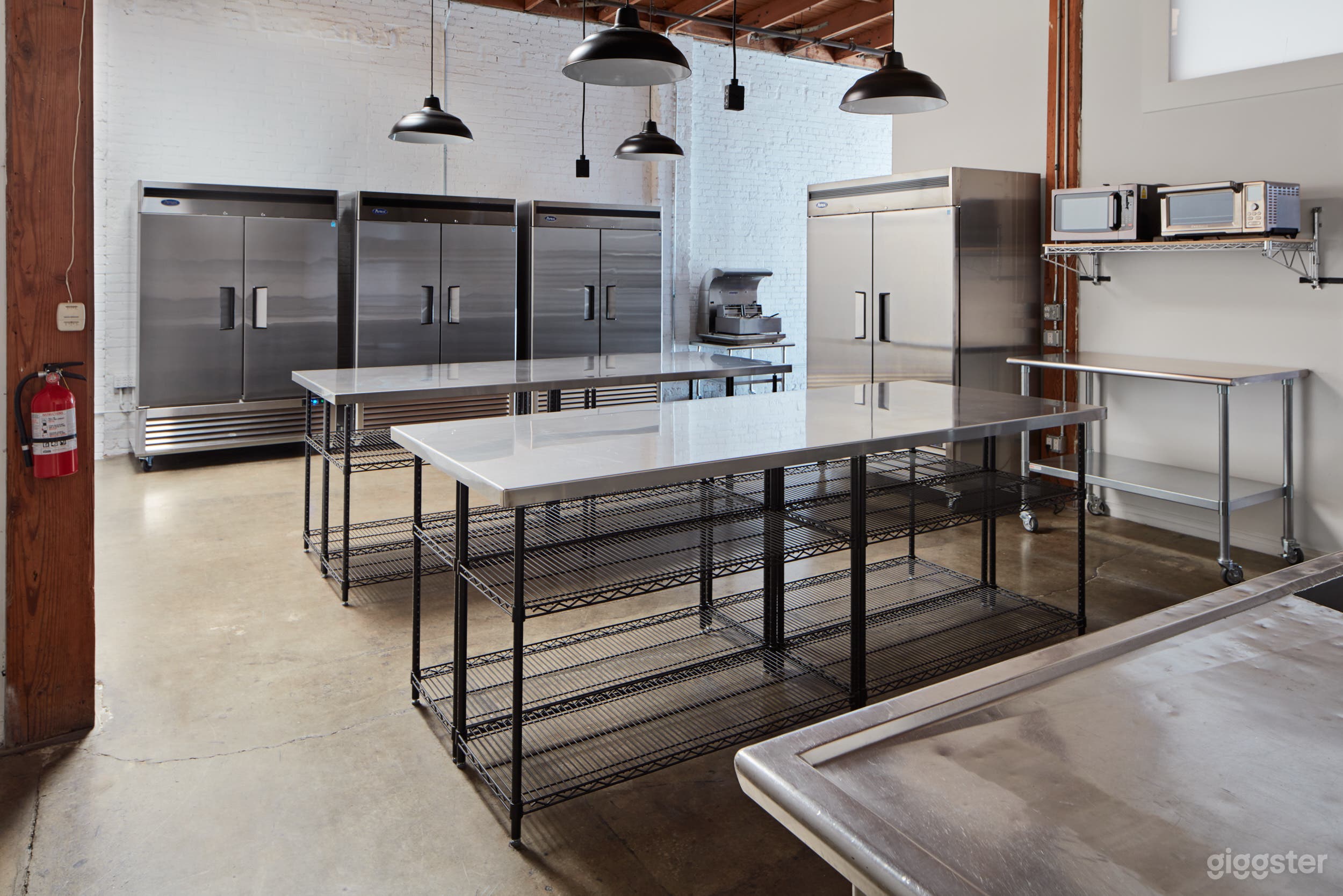 3,000 Sq.Ft. Studio in DTLA w/ Kitchen + White Cyc Photo 2