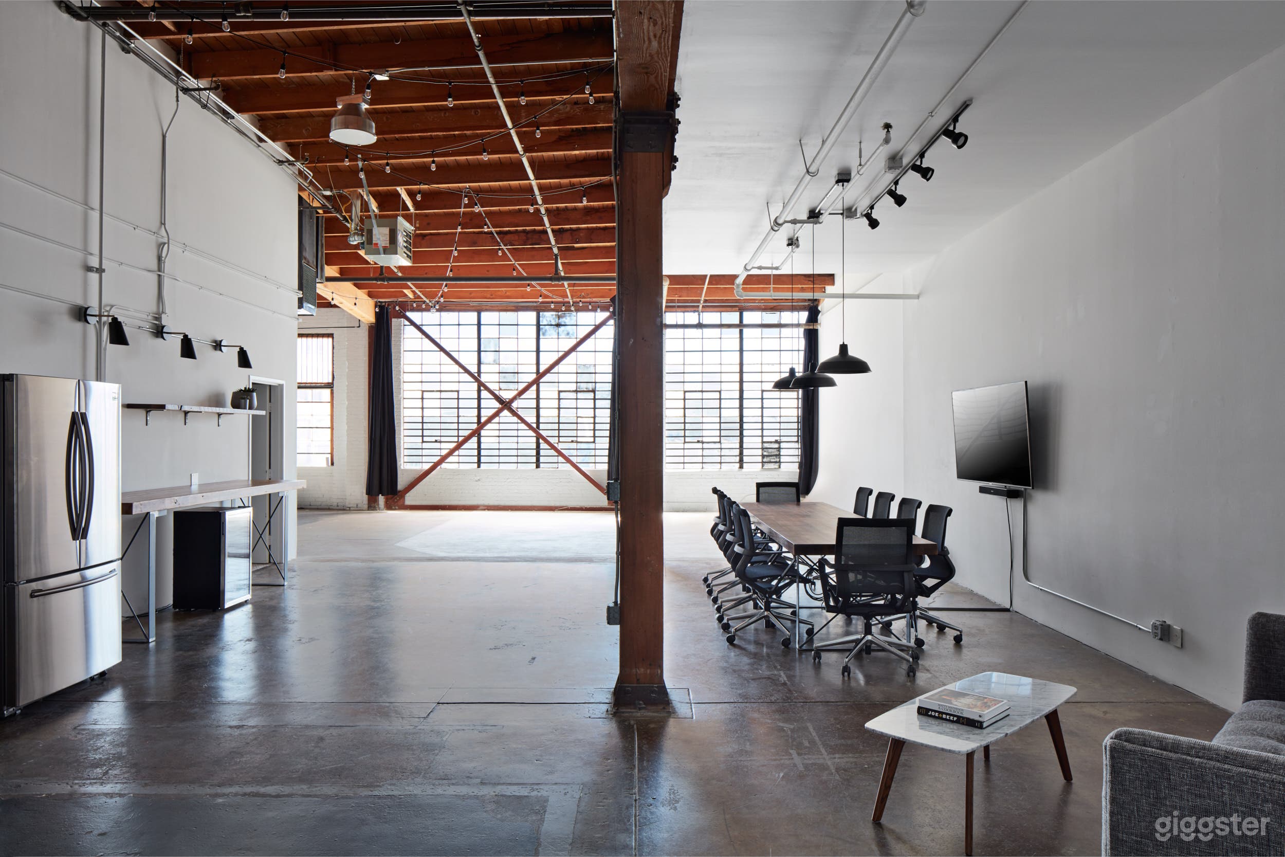 3,000 Sq.Ft. Studio in DTLA w/ Kitchen + White Cyc Photo 4