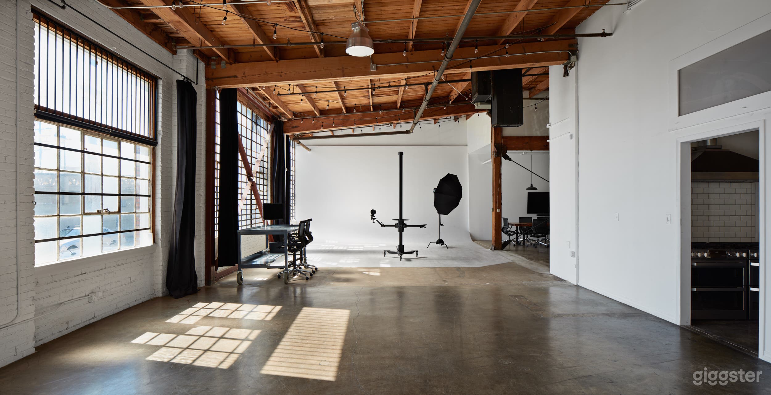 3,000 Sq.Ft. Studio in DTLA w/ Kitchen + White Cyc Photo 1