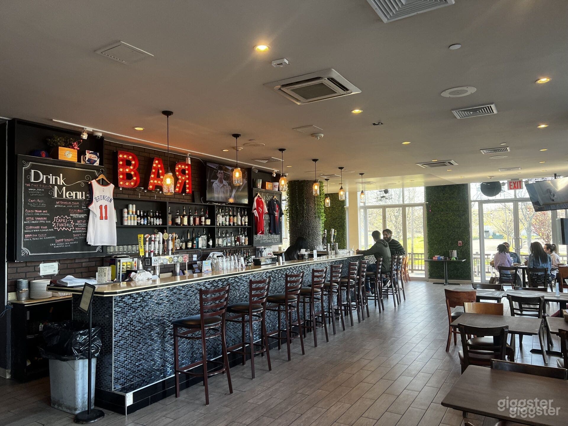 Cozy Atmospheric Main Dining &amp; Bar Photo 3