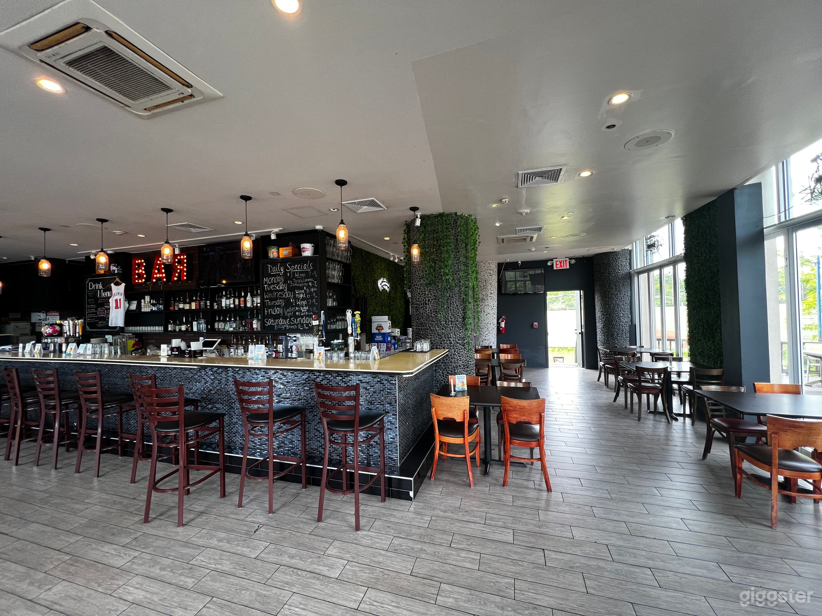 Cozy Atmospheric Main Dining &amp; Bar Photo 2