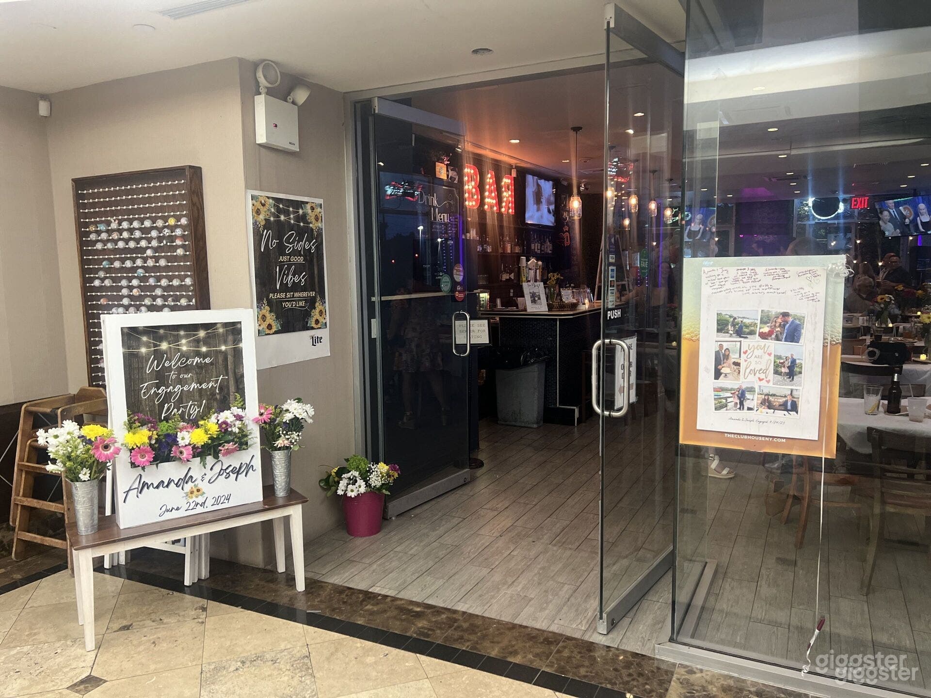 Cozy Atmospheric Main Dining &amp; Bar Photo 4