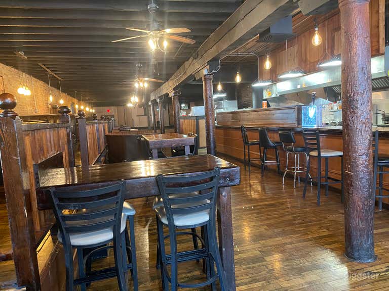 Restaurante Rústico con Ambiente Industrial en Entorno Histórico 