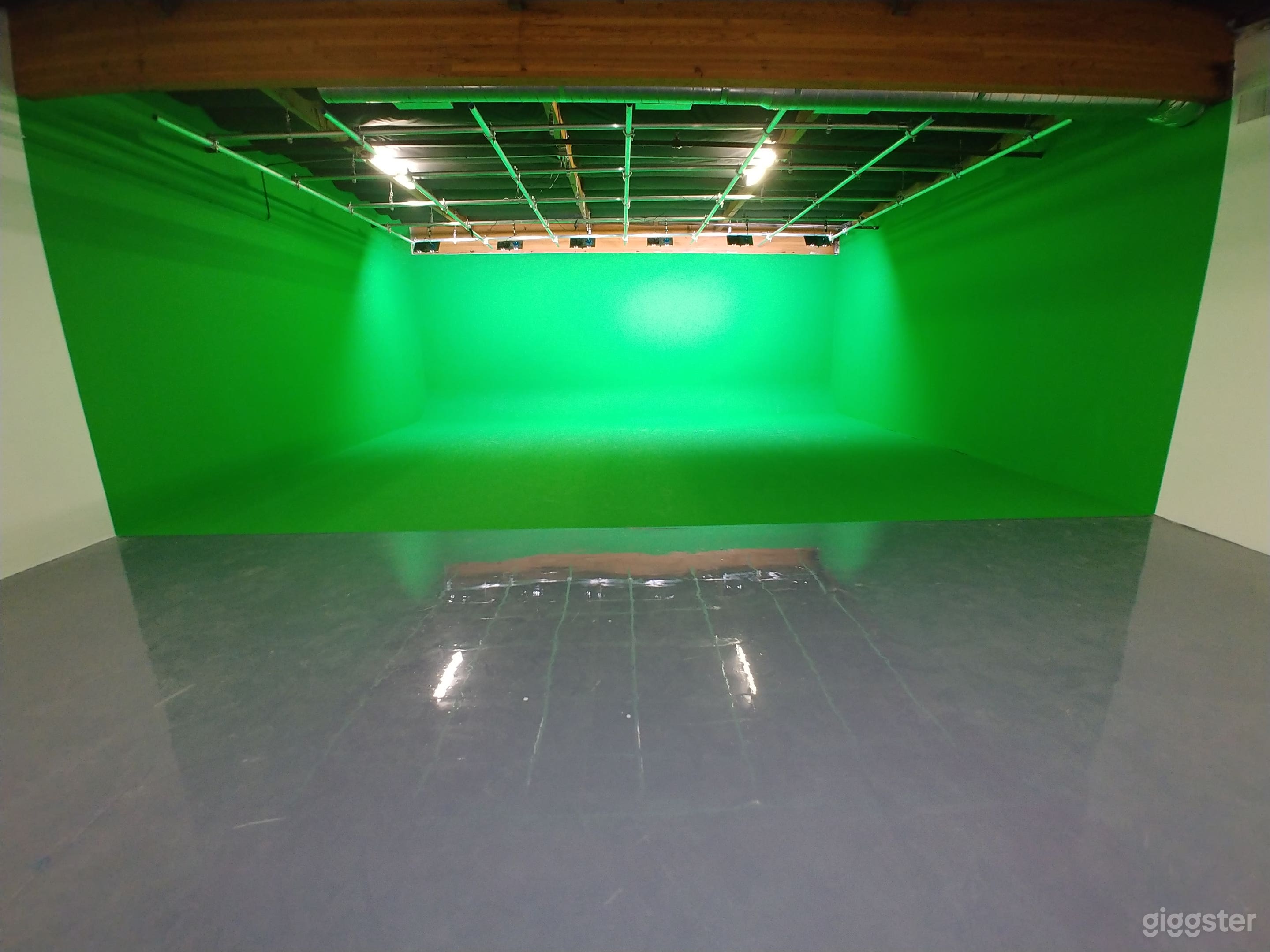 Green Screen Stage 
One wall Cyc (Pre-Lit)  
Also can be painted white and black