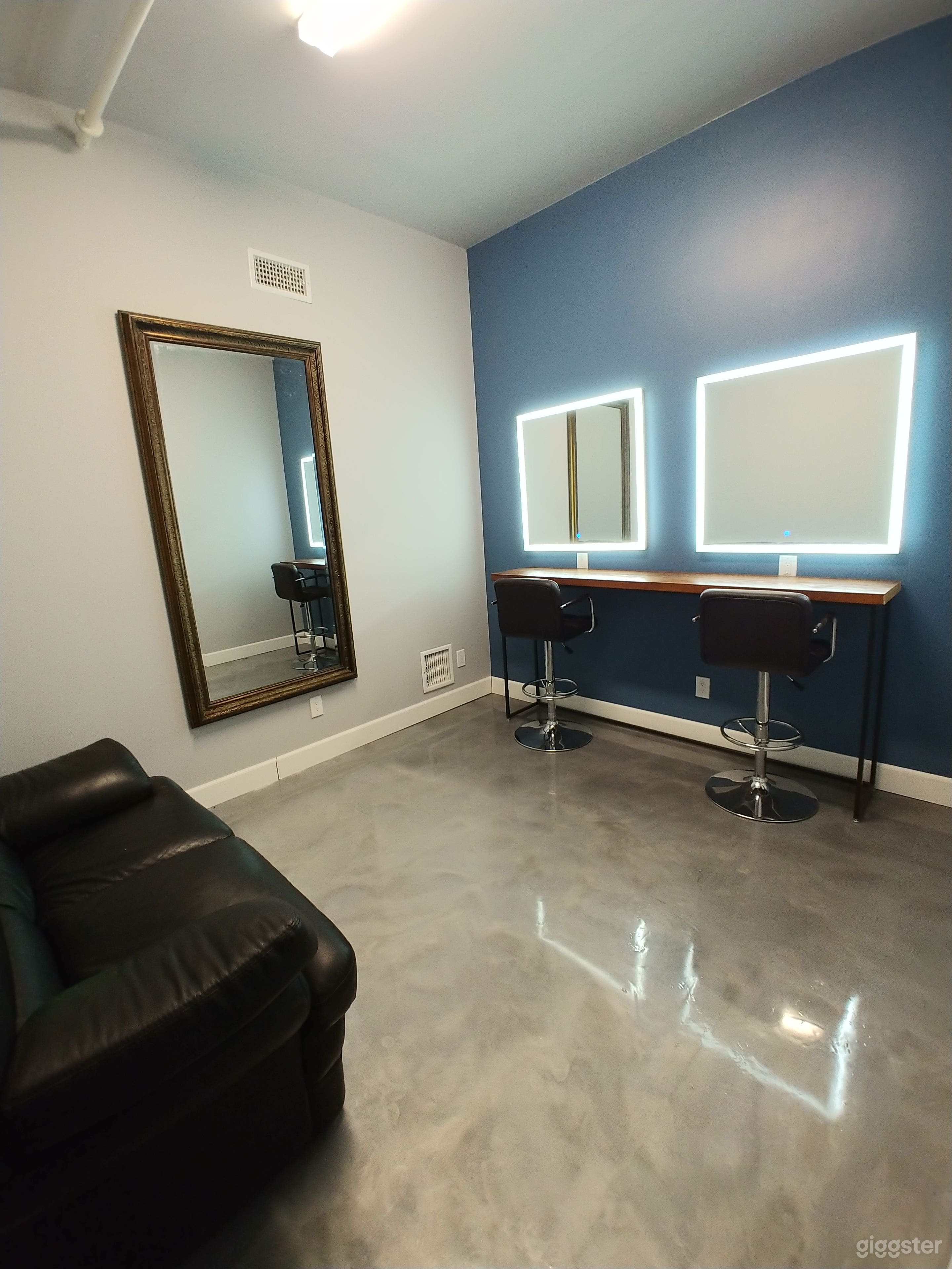 Green Room 2 /Wardrobe/Makeup