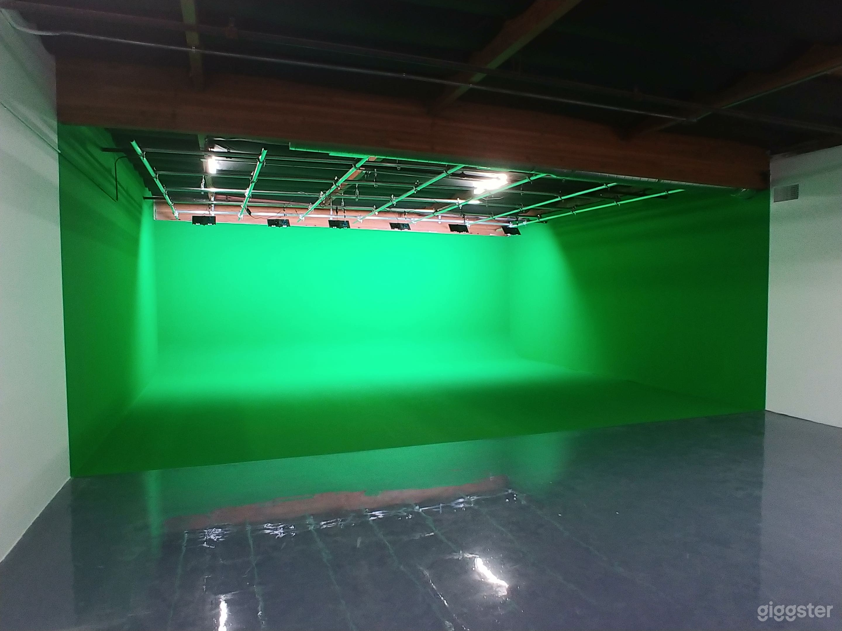 Green Screen Stage 
One wall Cyc (Pre-Lit)  
Also can be painted white and black