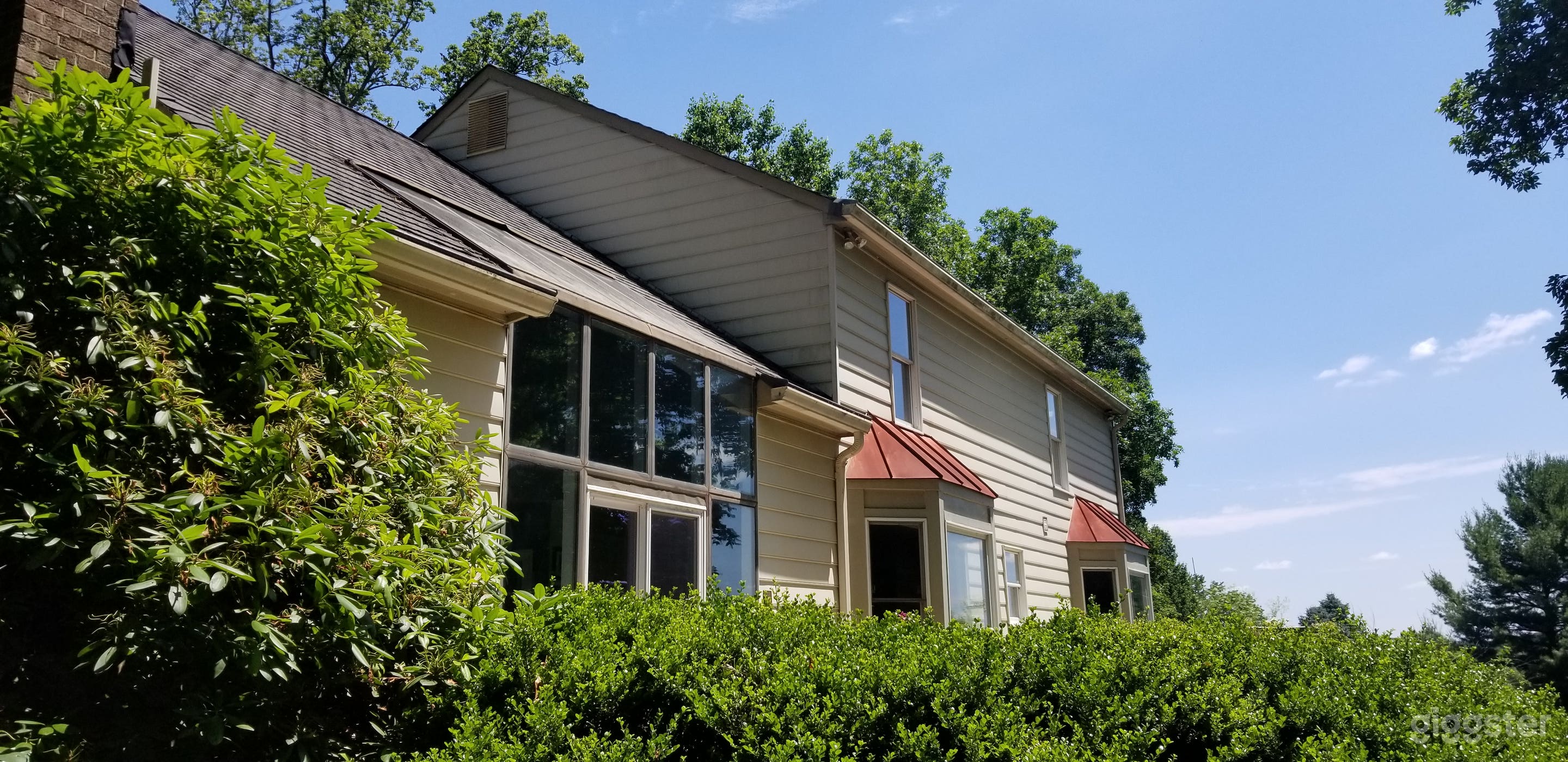 Artsy and Classy Washington Area Home Photo 4