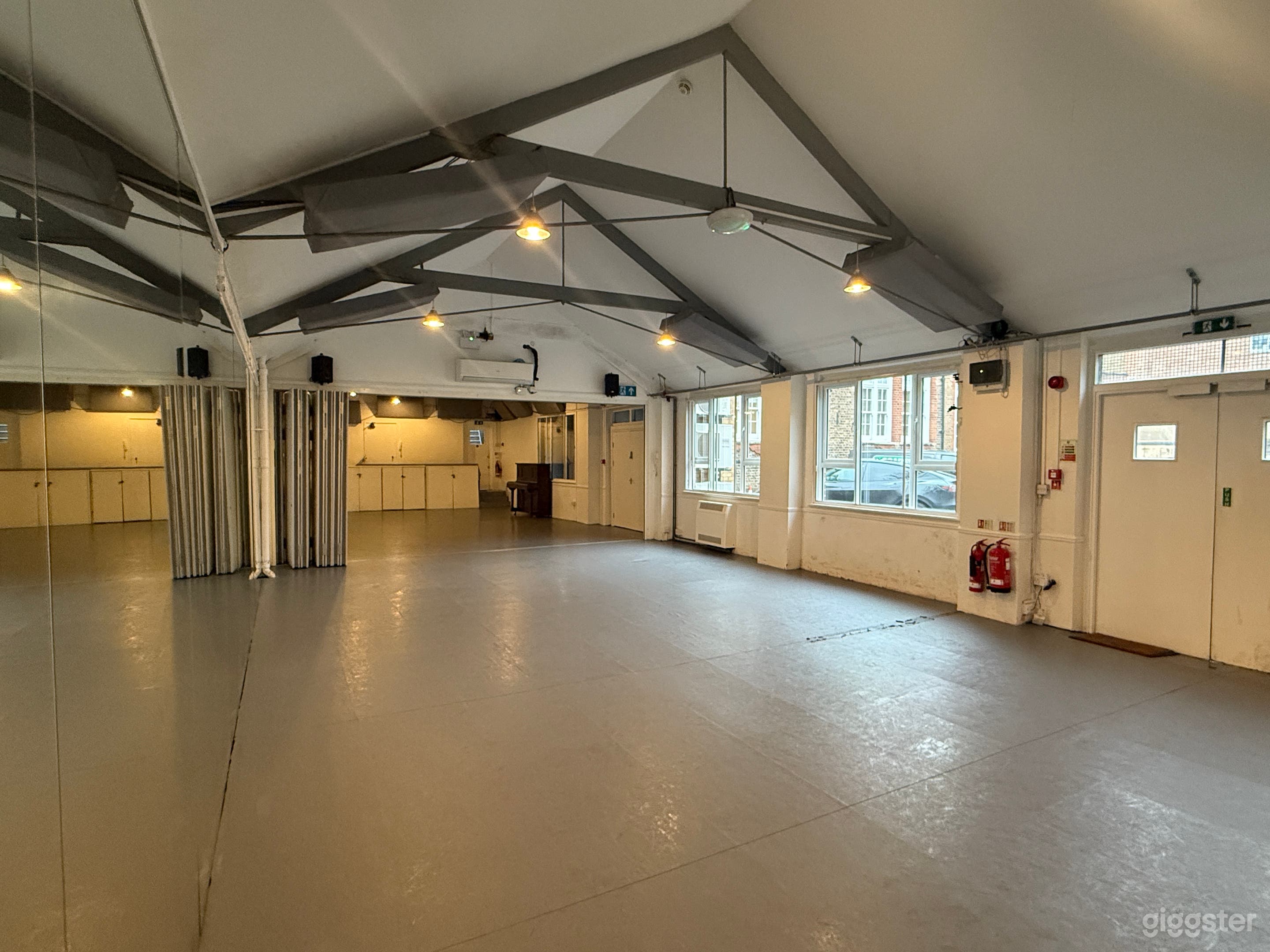 Full studio 22m by 7 m with mirrors, sprung floor
Mirrors, sprung floor and soundsystem