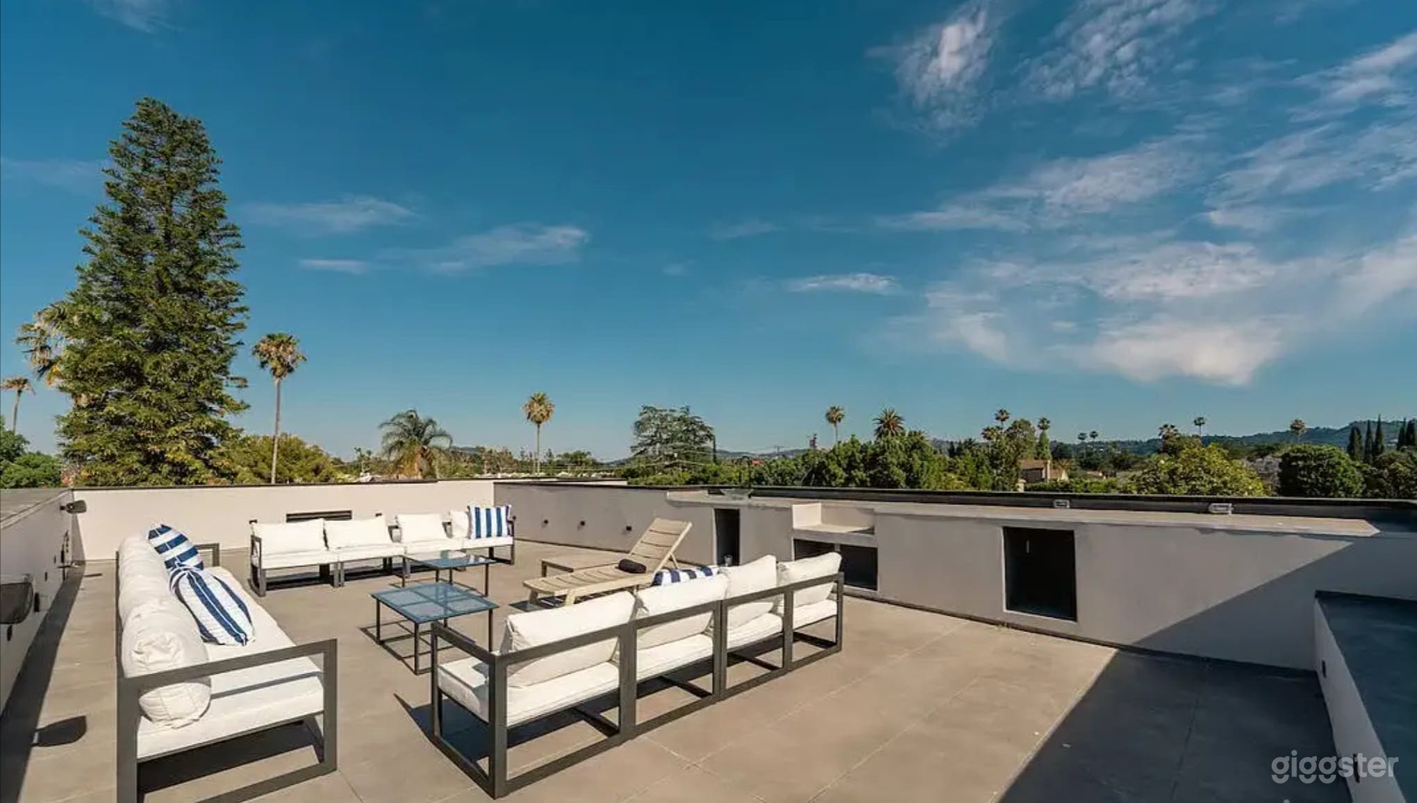 SCULPTED MODERN ESTATE WITH POOL &amp; SKYLIGHTS Photo 4