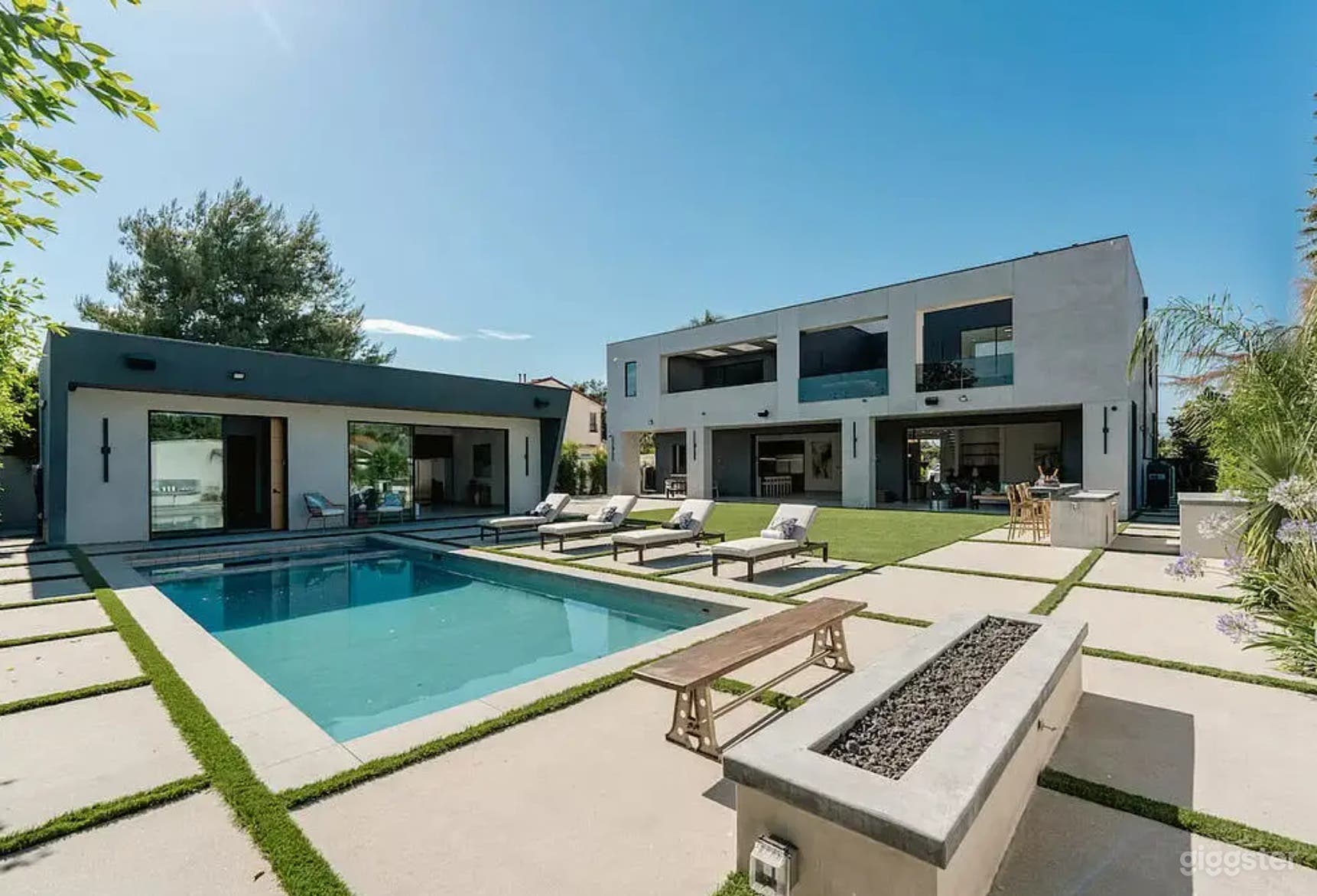 SCULPTED MODERN ESTATE WITH POOL &amp; SKYLIGHTS Photo 2