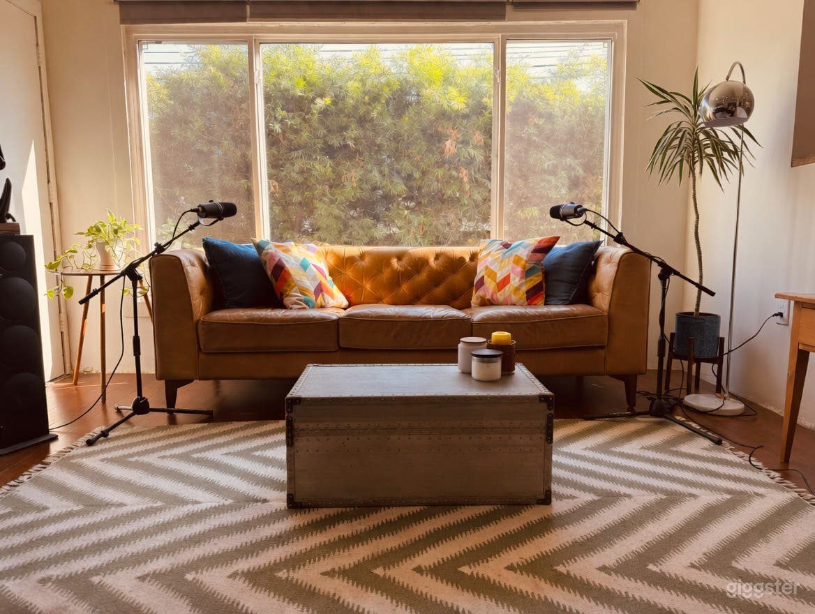 Mid-Century Spanisches Haus | Wohnzimmer für Interviews Foto 2