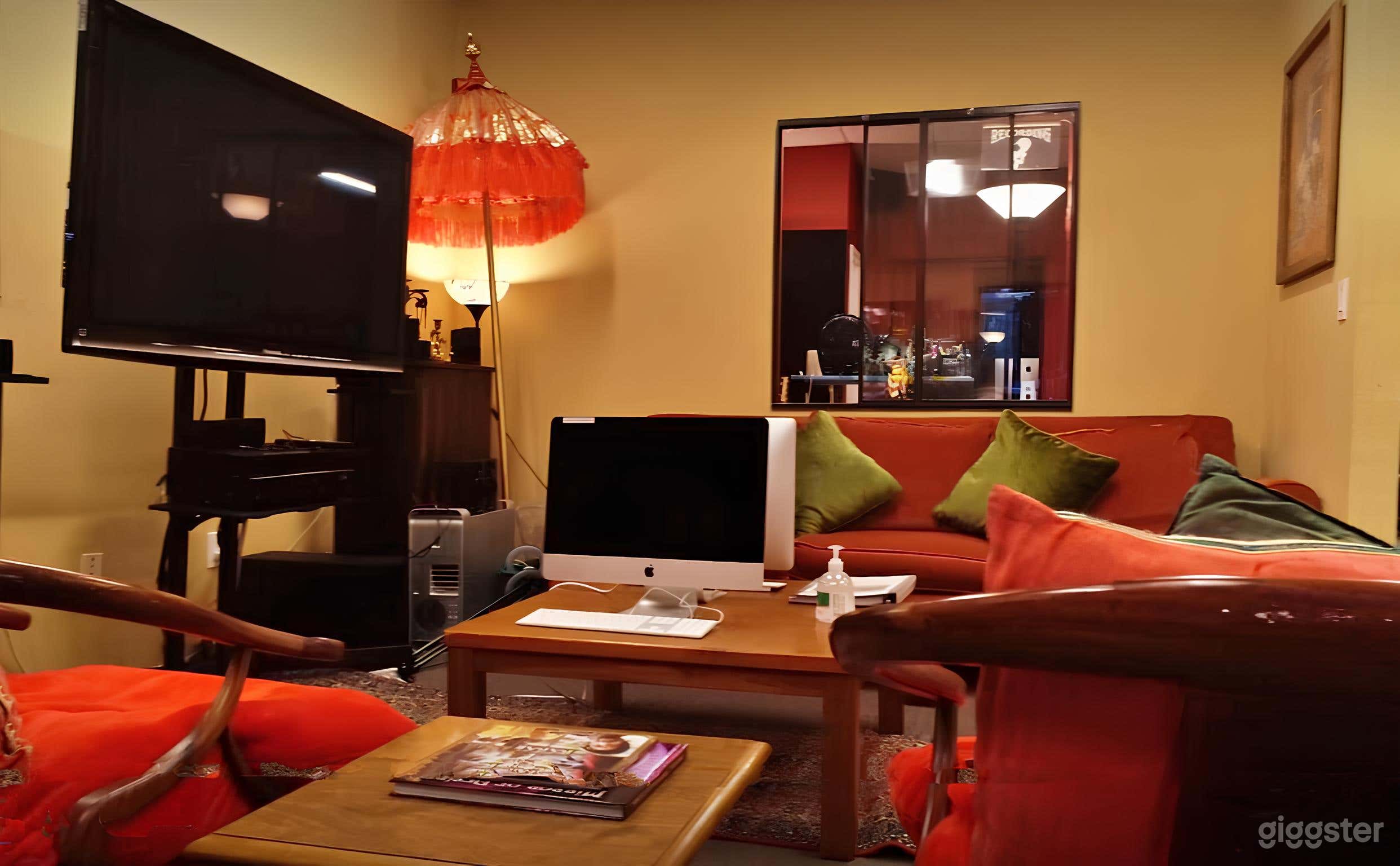 Charming Lounge in Recording Studio Photo 2