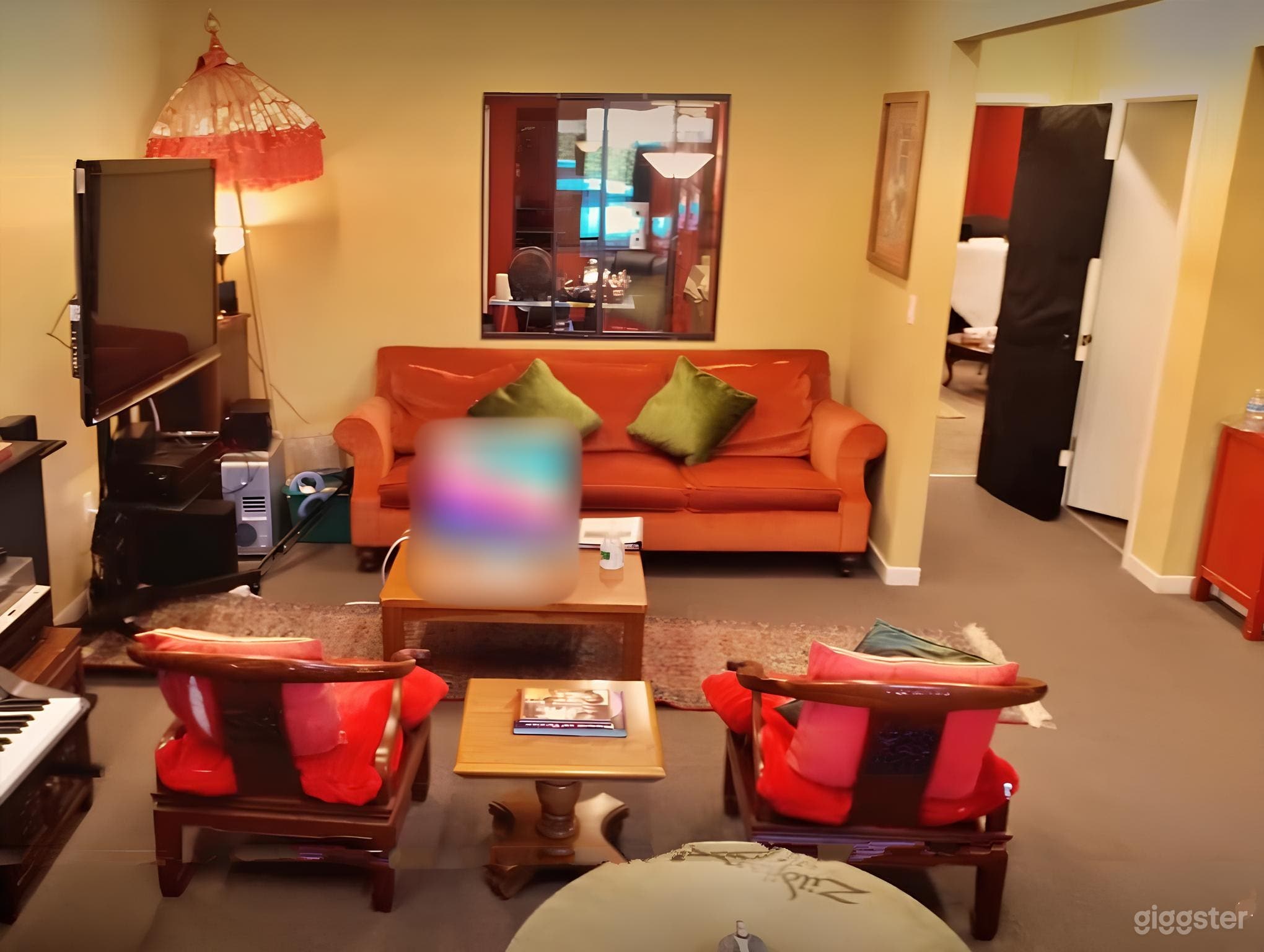 Charming Lounge in Recording Studio Photo 3