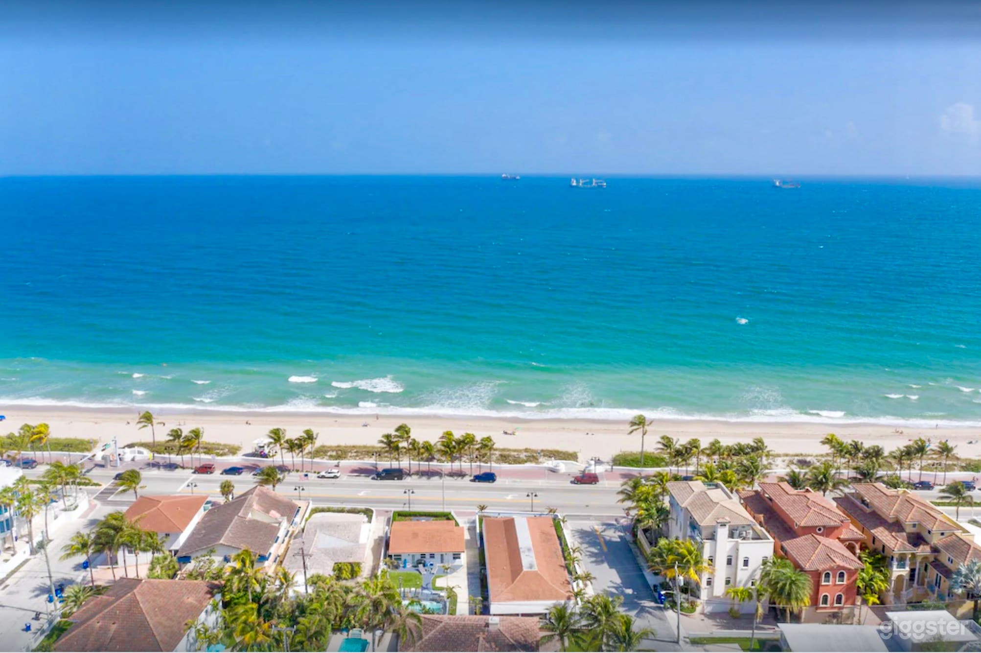 Luxury Sunrise Beach Front House with Pool  Photo 2