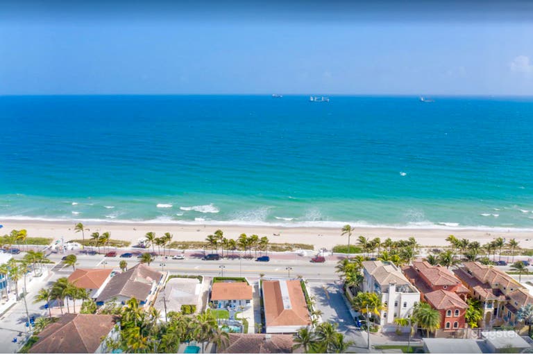  Luxury Sunrise Beach Front House with Pool  