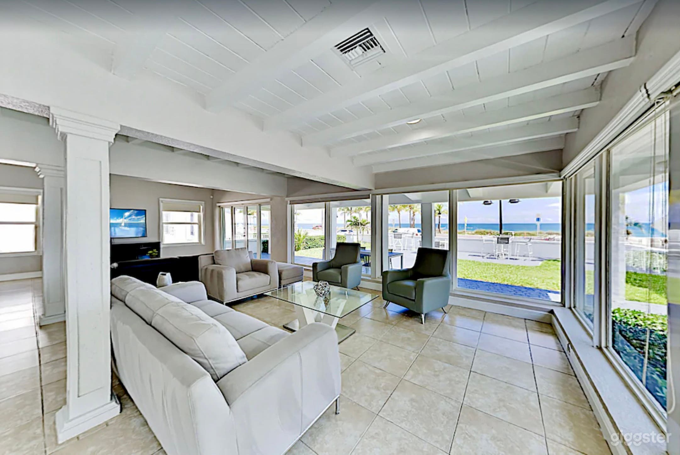 Luxury Sunrise Beach Front House with Pool  Photo 1