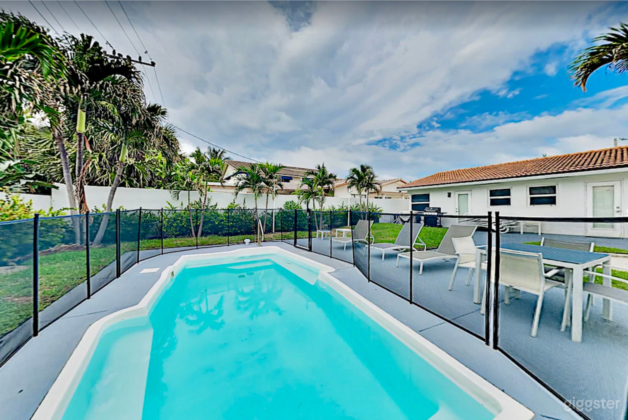 Luxury Sunrise Beach Front House with Pool  Photo 4