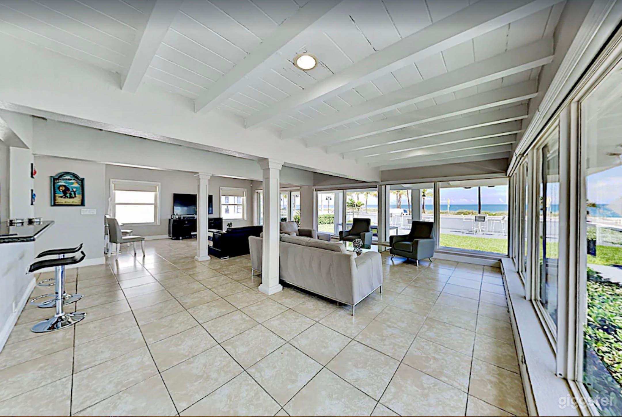 Luxury Sunrise Beach Front House with Pool  Photo 3