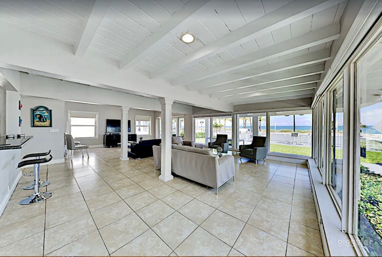  Luxury Sunrise Beach Front House with Pool  