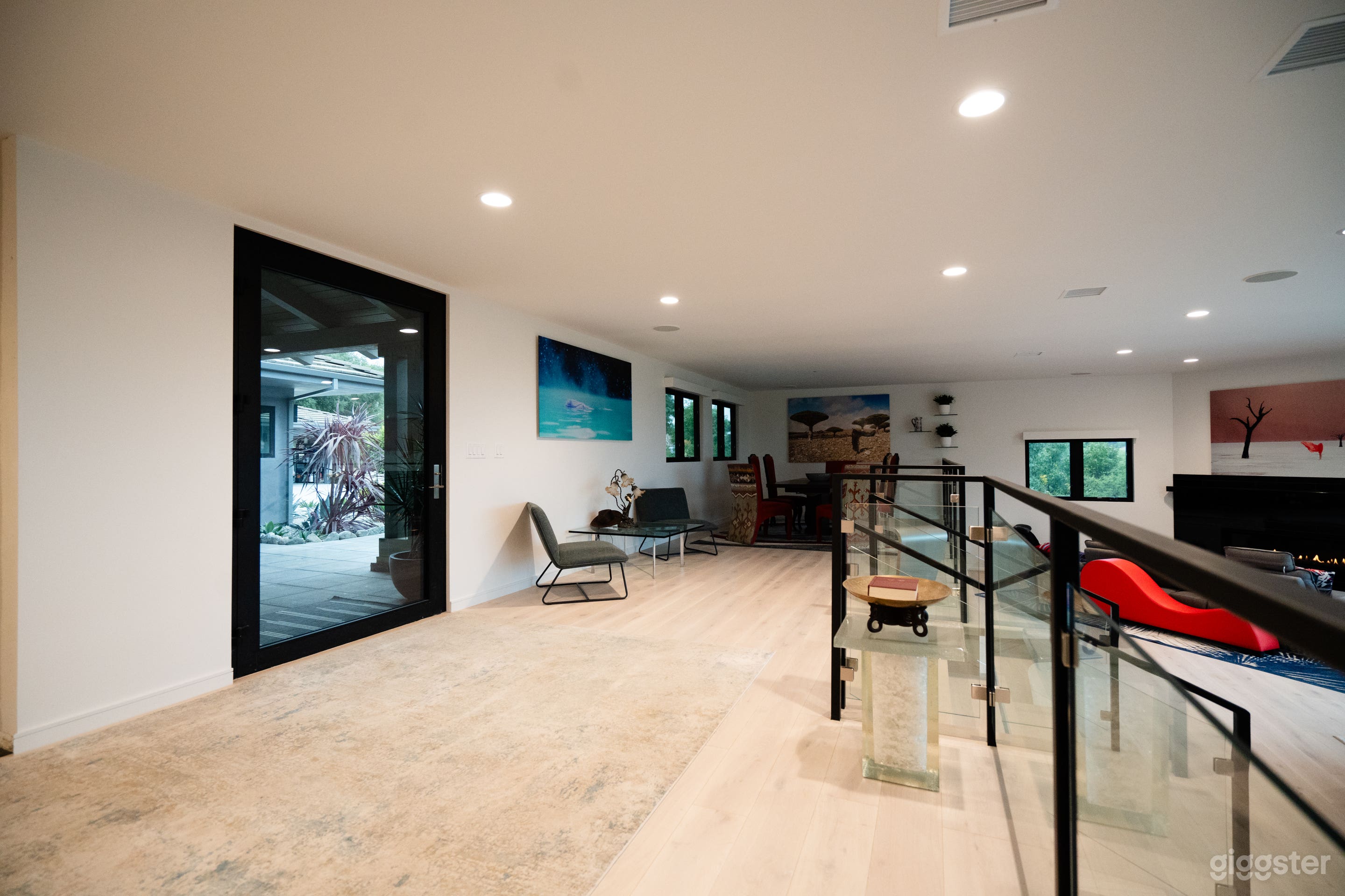 Contemporary home with expansive views for artists Photo 4