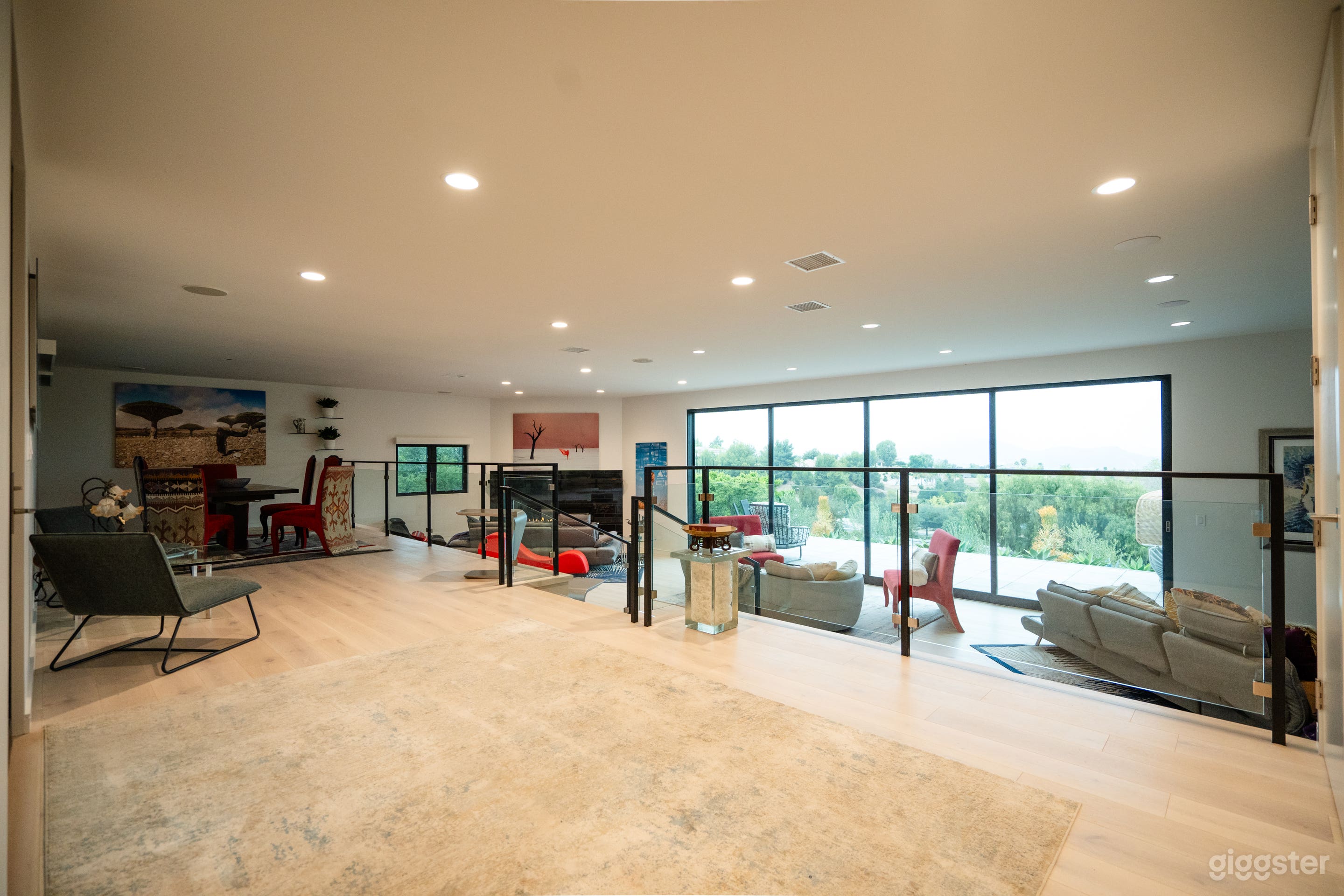 Contemporary home with expansive views for artists Photo 3