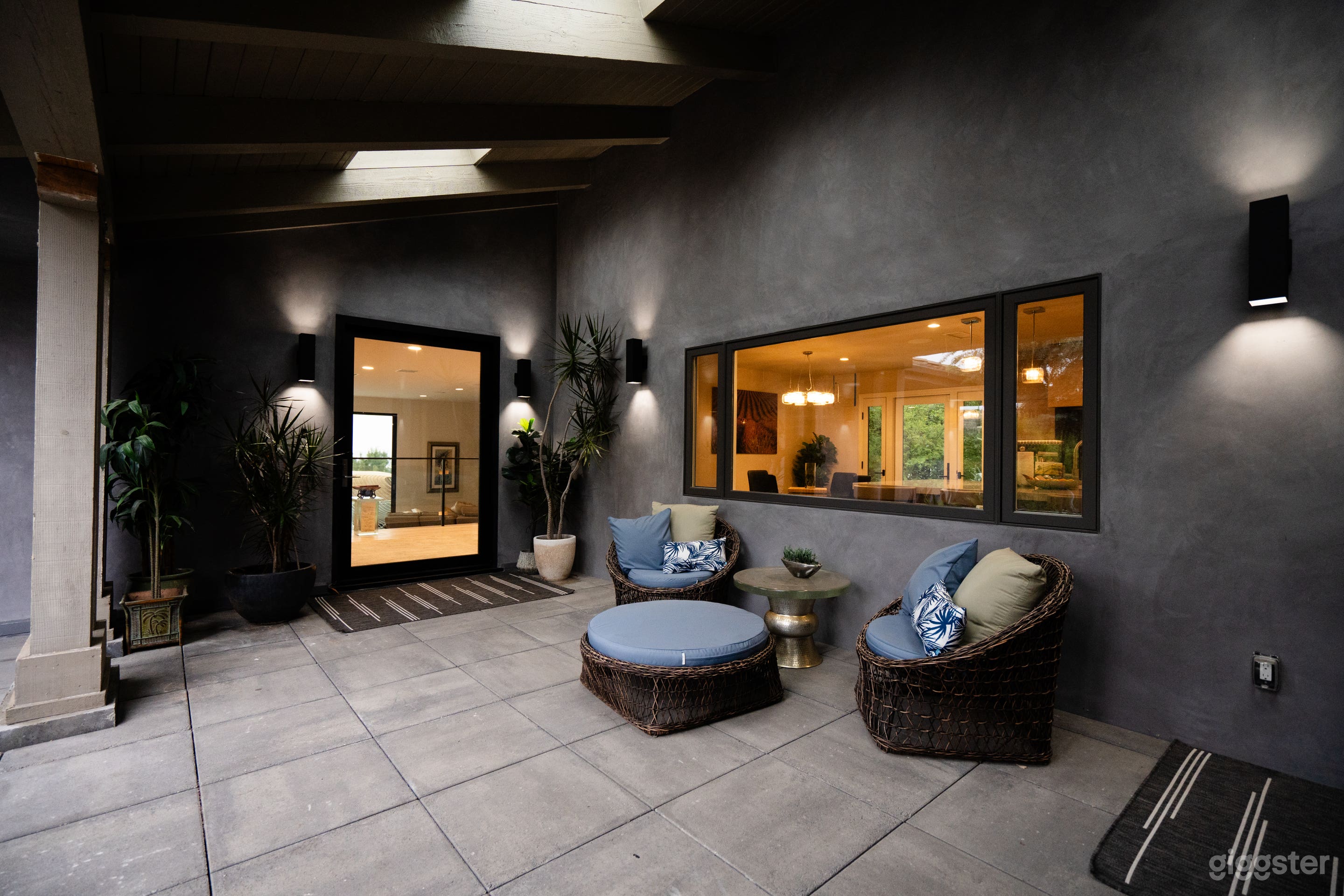 Contemporary home with expansive views for artists Photo 1