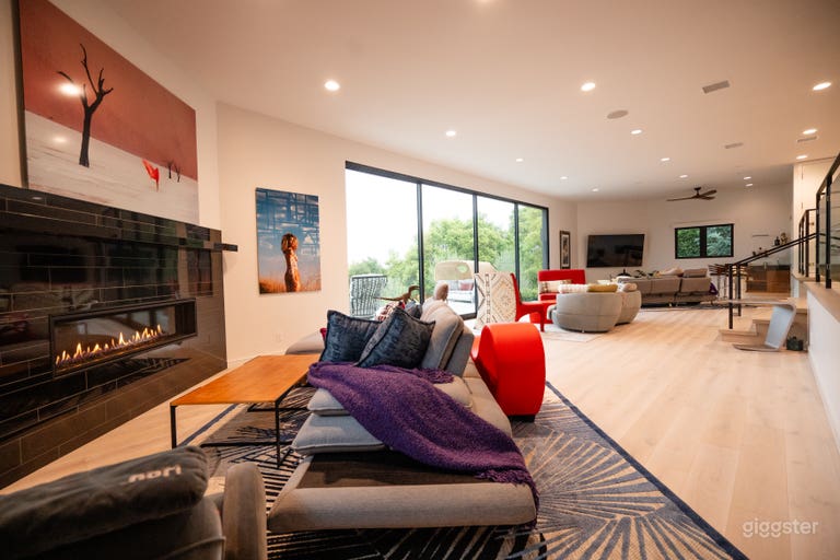  Contemporary home with expansive views for artists 