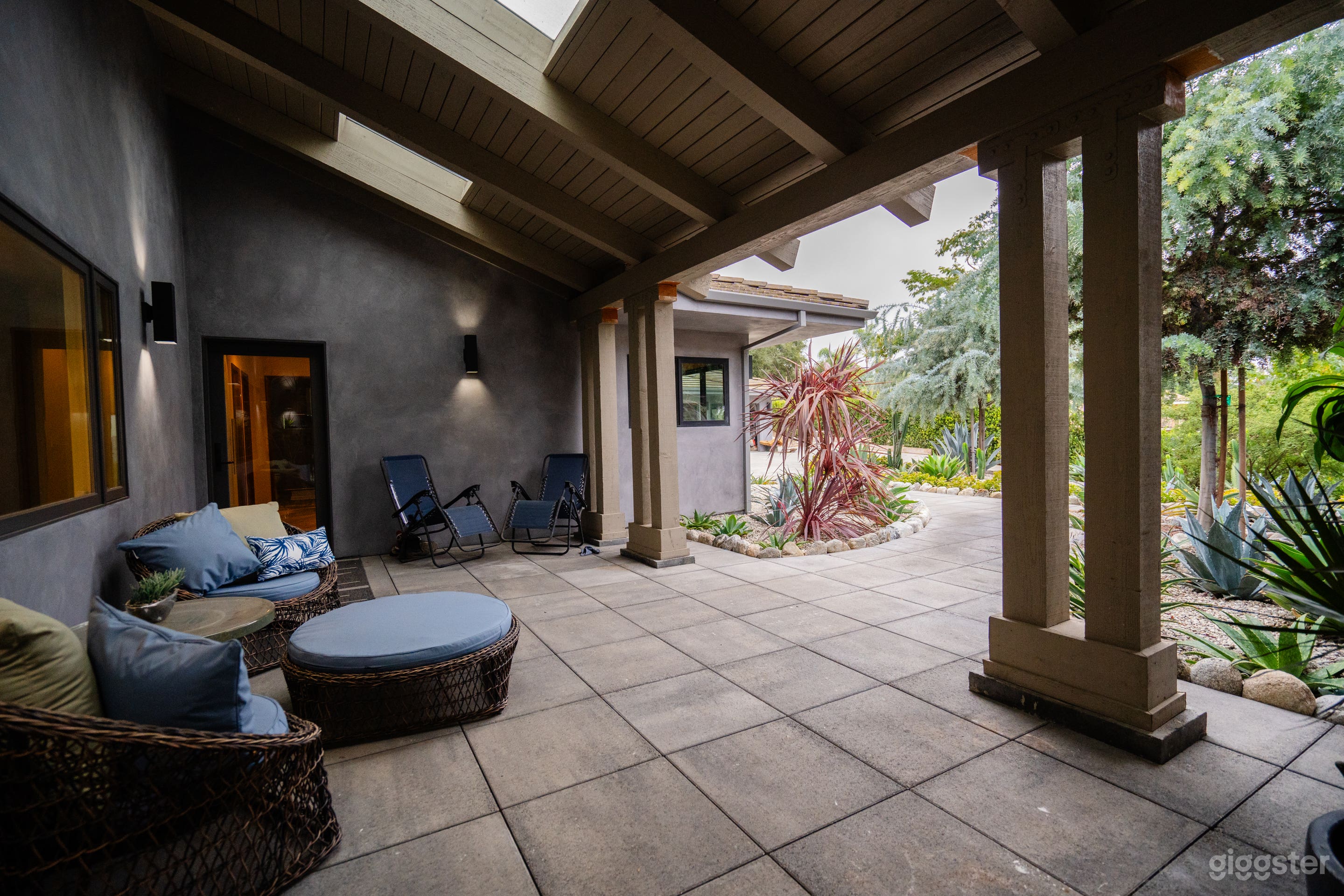 Contemporary home with expansive views for artists Photo 2