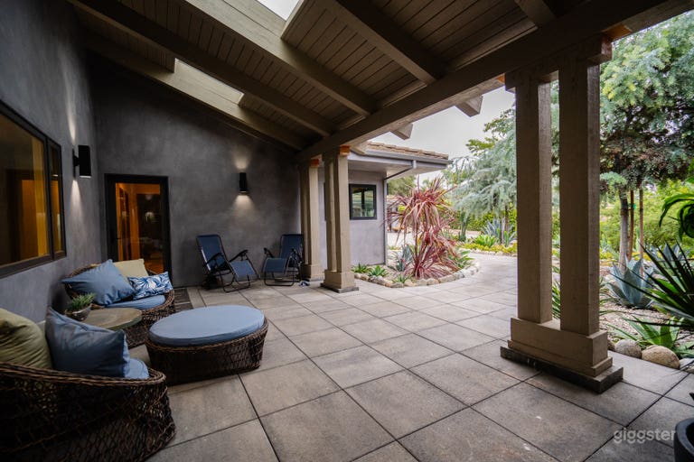  Contemporary home with expansive views for artists 