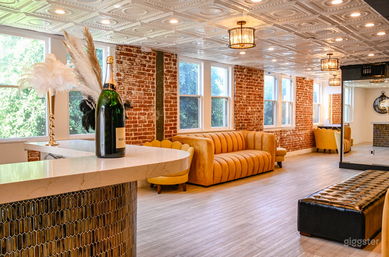  Champagne Parlor 