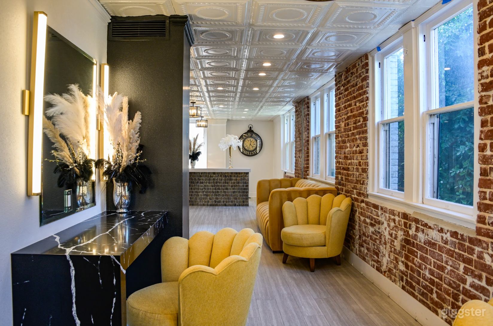 Champagne Parlor Photo 2