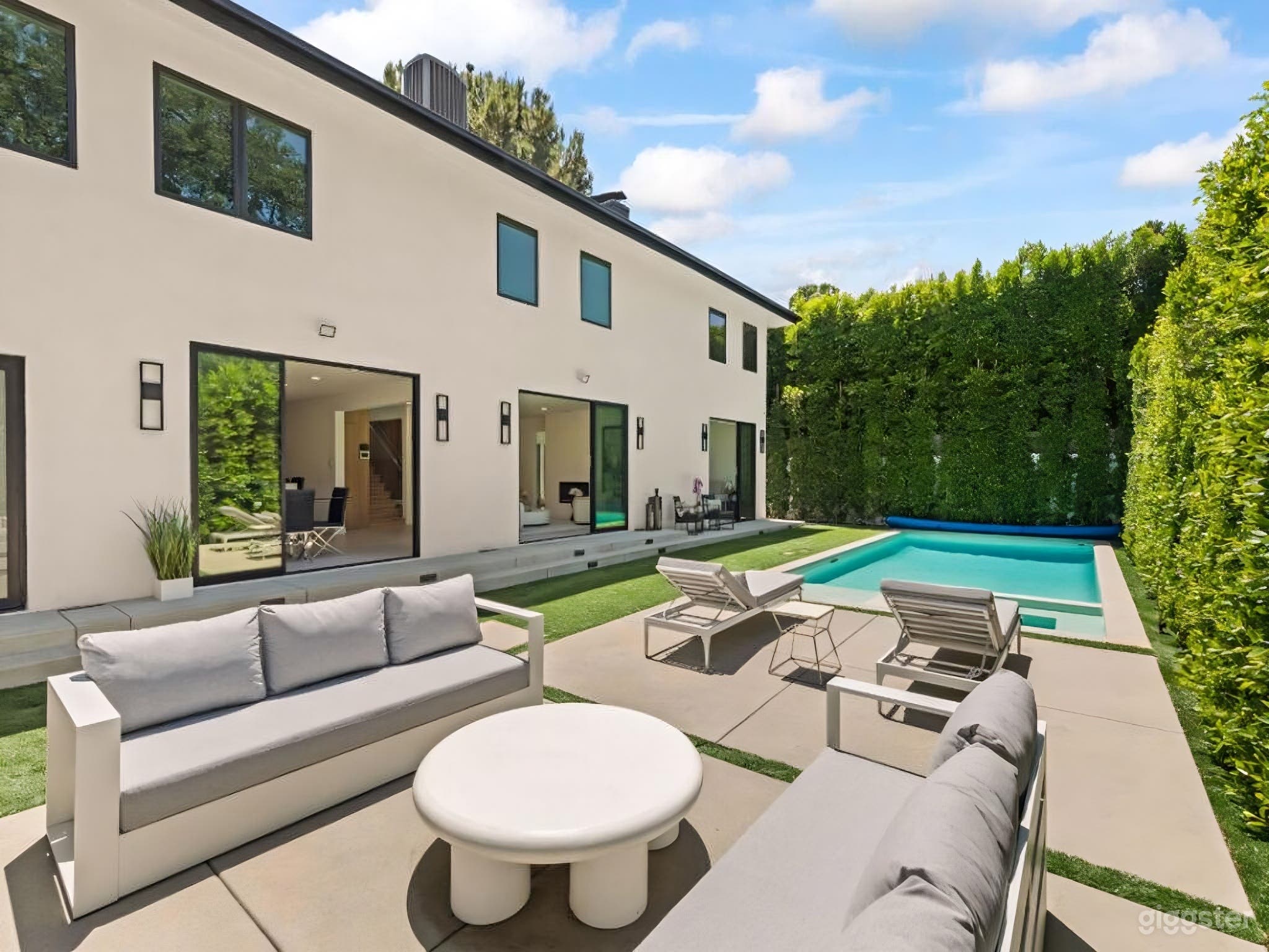 CRISP MODERN COMPOUND WITH POOL &amp; LUSH PRIVACY Photo 4