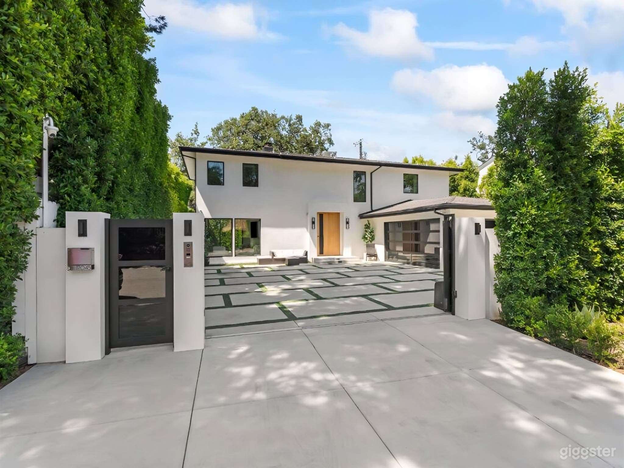 CRISP MODERN COMPOUND WITH POOL &amp; LUSH PRIVACY Photo 2