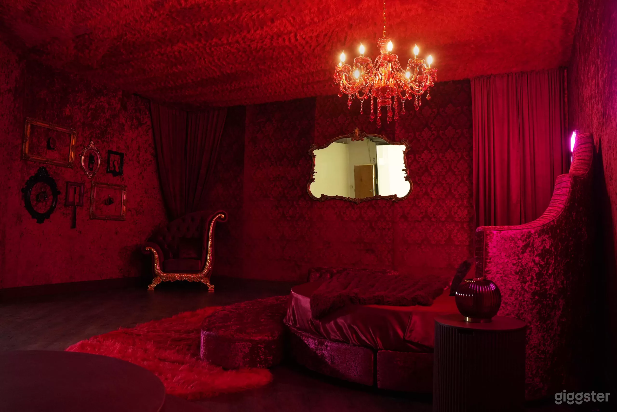The Red Room Photo 4