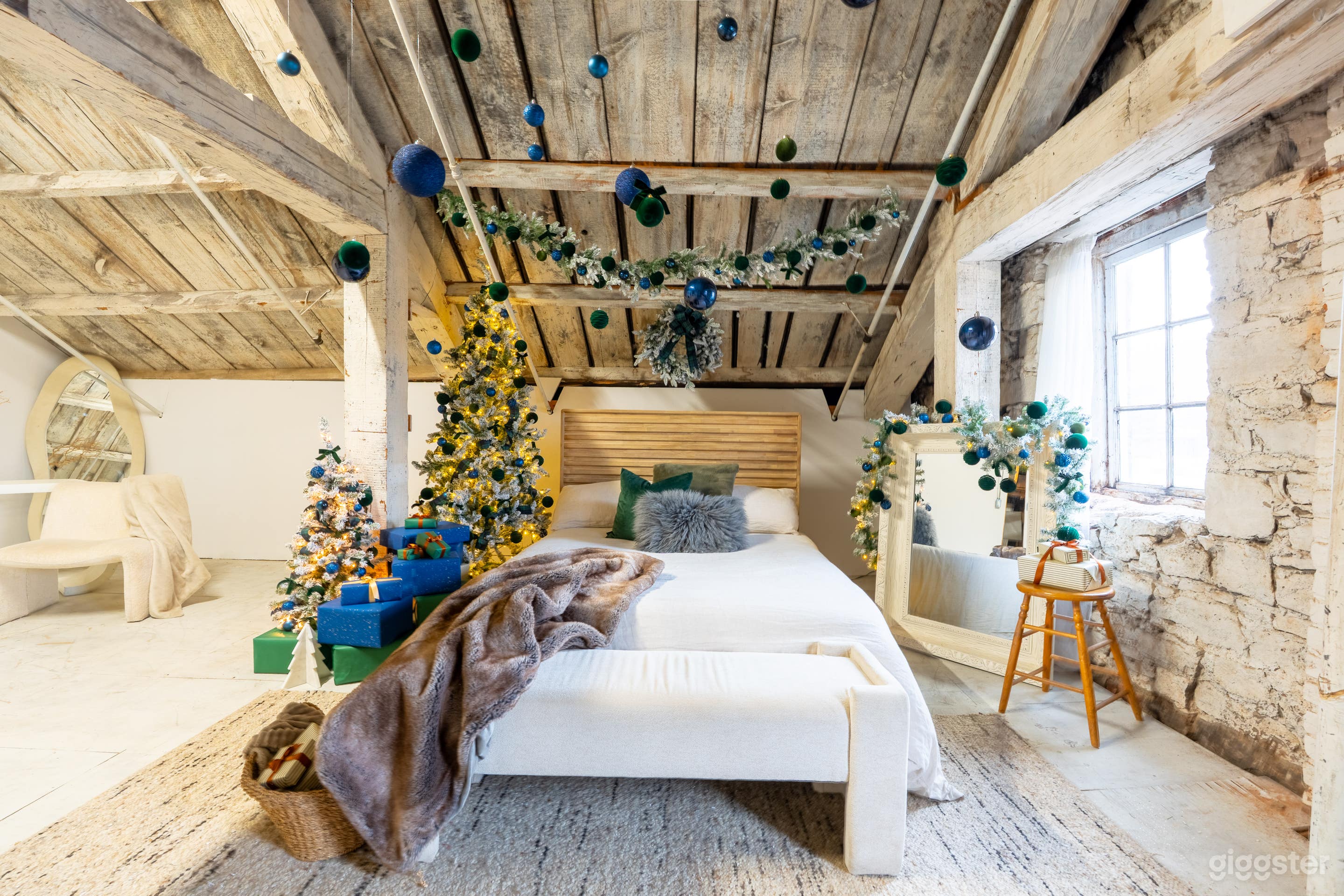 The Bedroom in Hamilton Photo 3