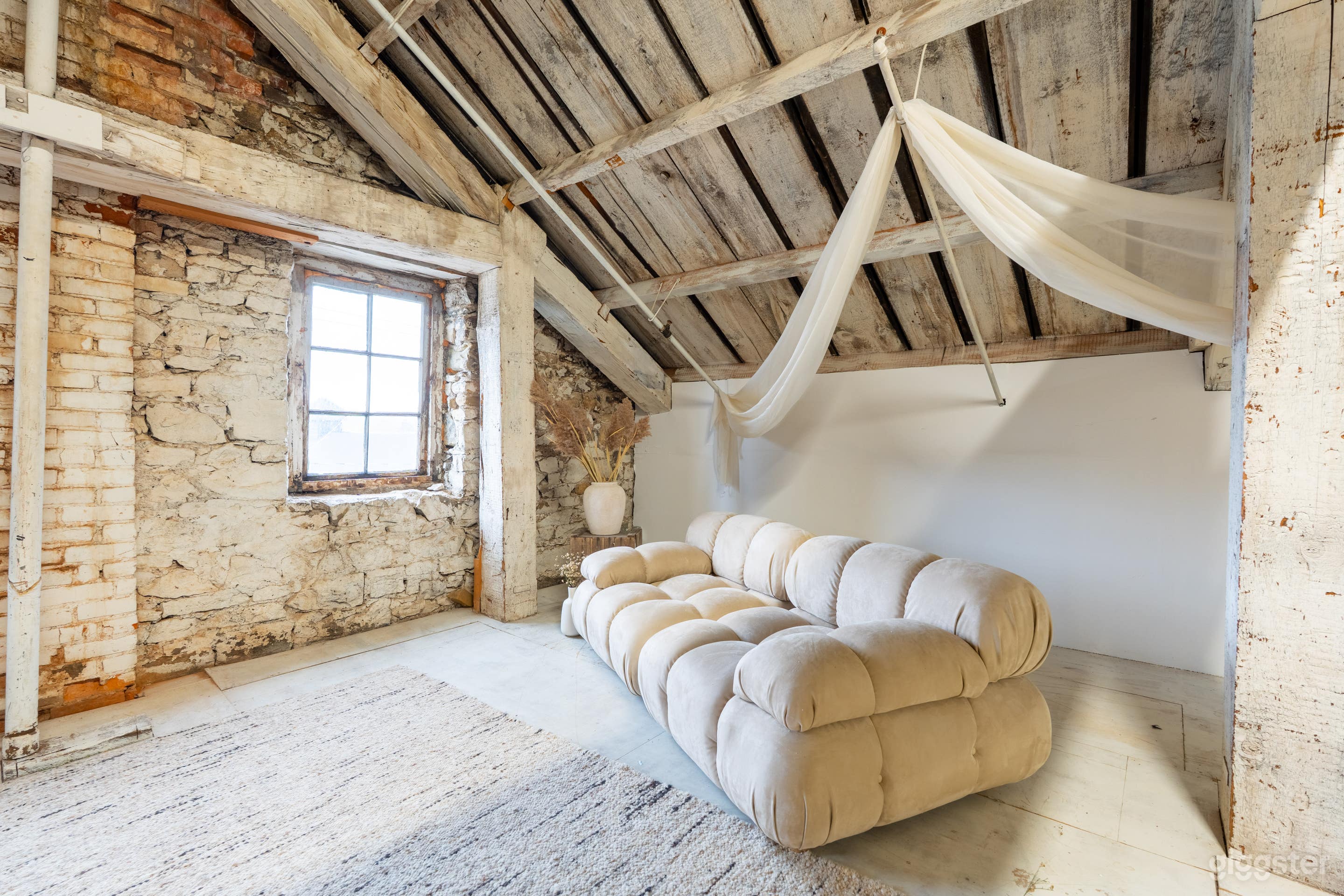 The Bedroom in Hamilton Photo 4