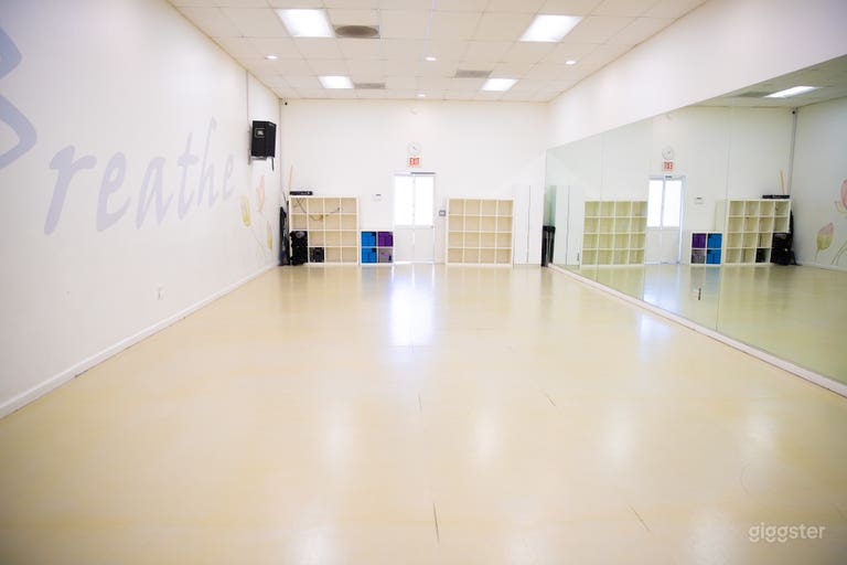  Studio with Sound System and A/C and Heating 